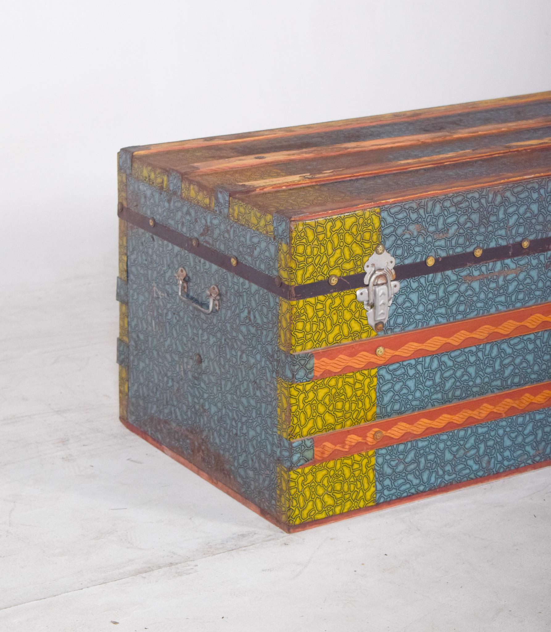 Legno Cassapanca portoghese colorata del XX secolo in vendita