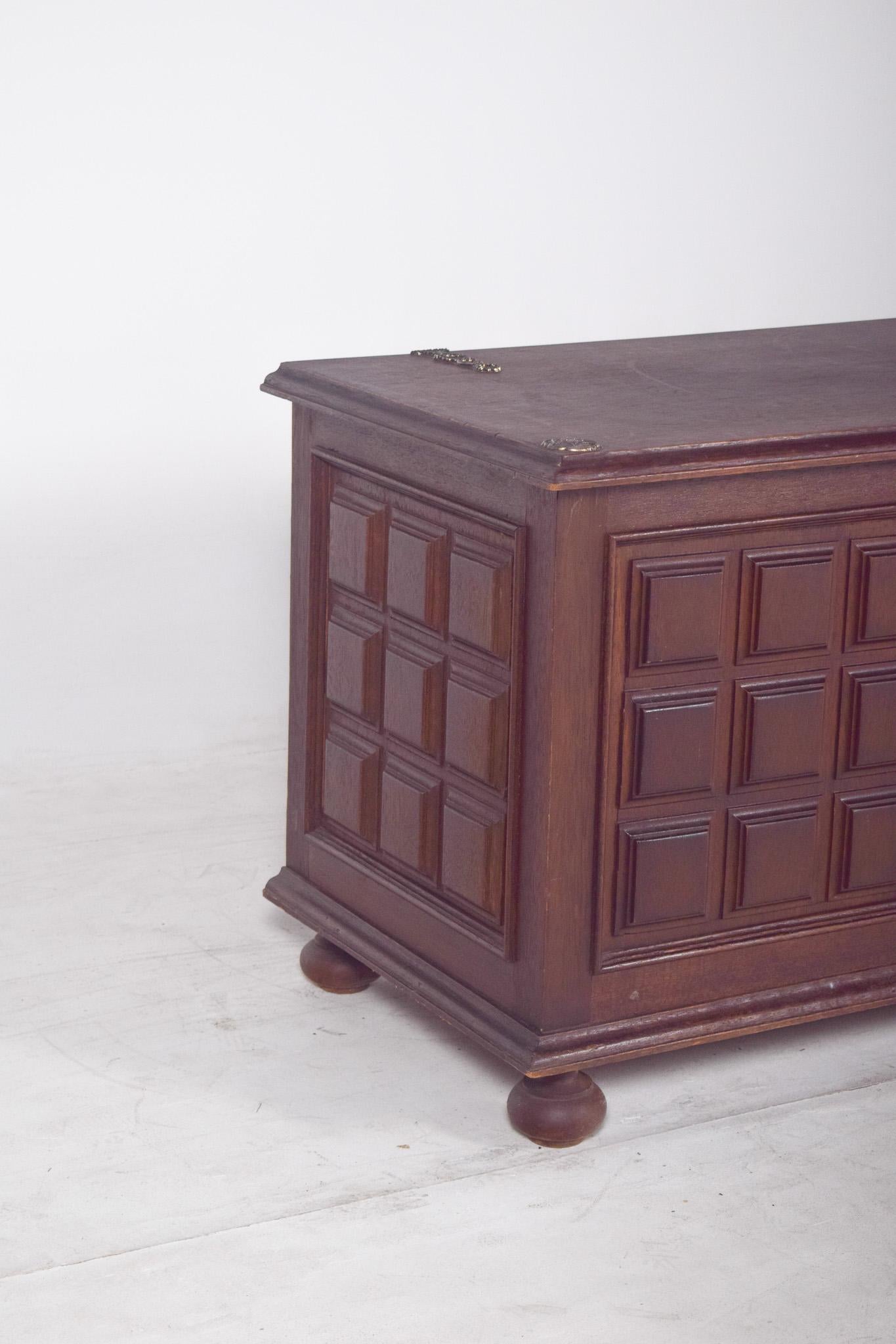 Arcón Portugués del Siglo XX de Madera Oscura Moderno en venta