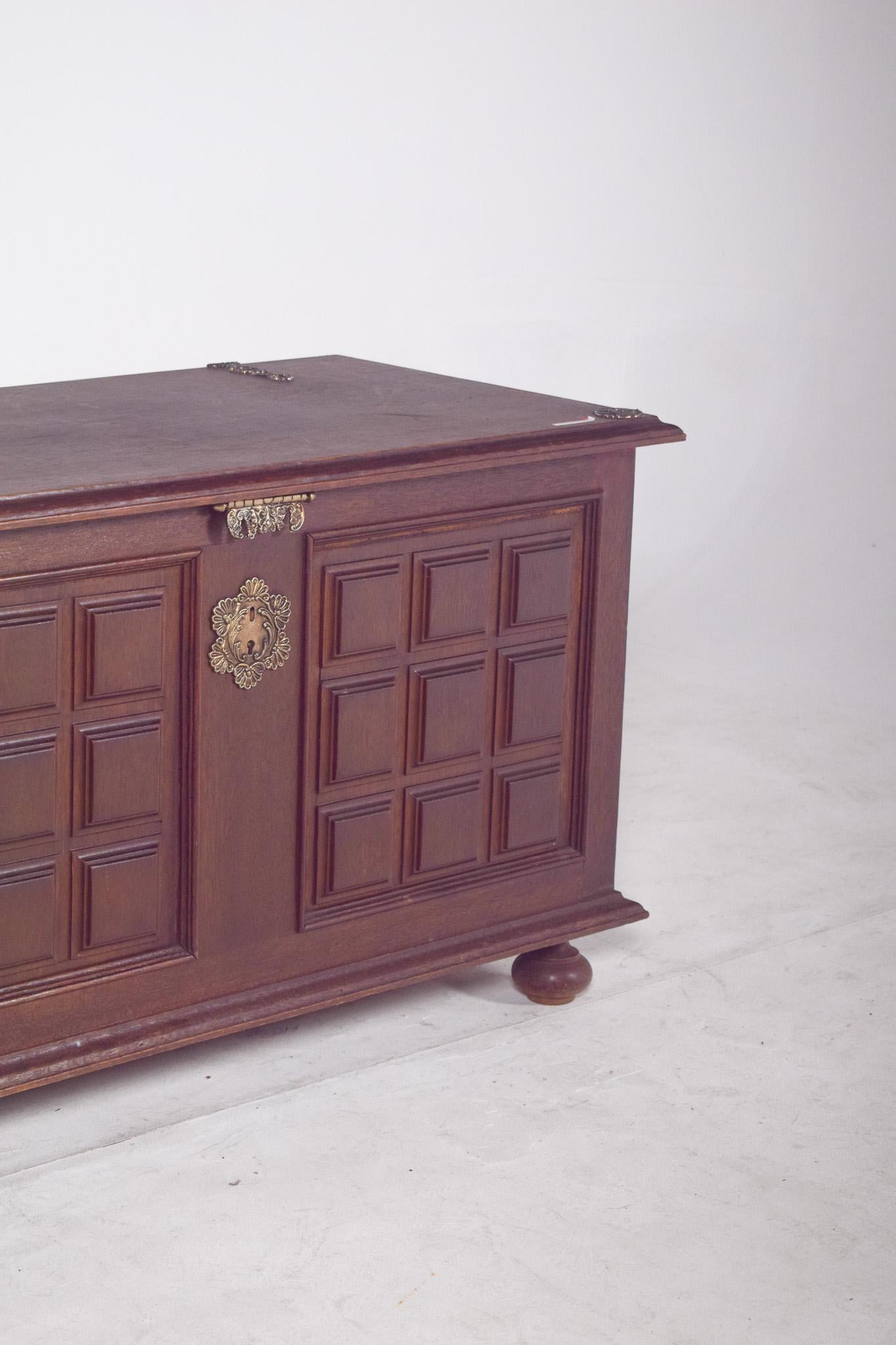 Arcón Portugués del Siglo XX de Madera Oscura en Bueno estado para la venta en Lisboa, Lisboa