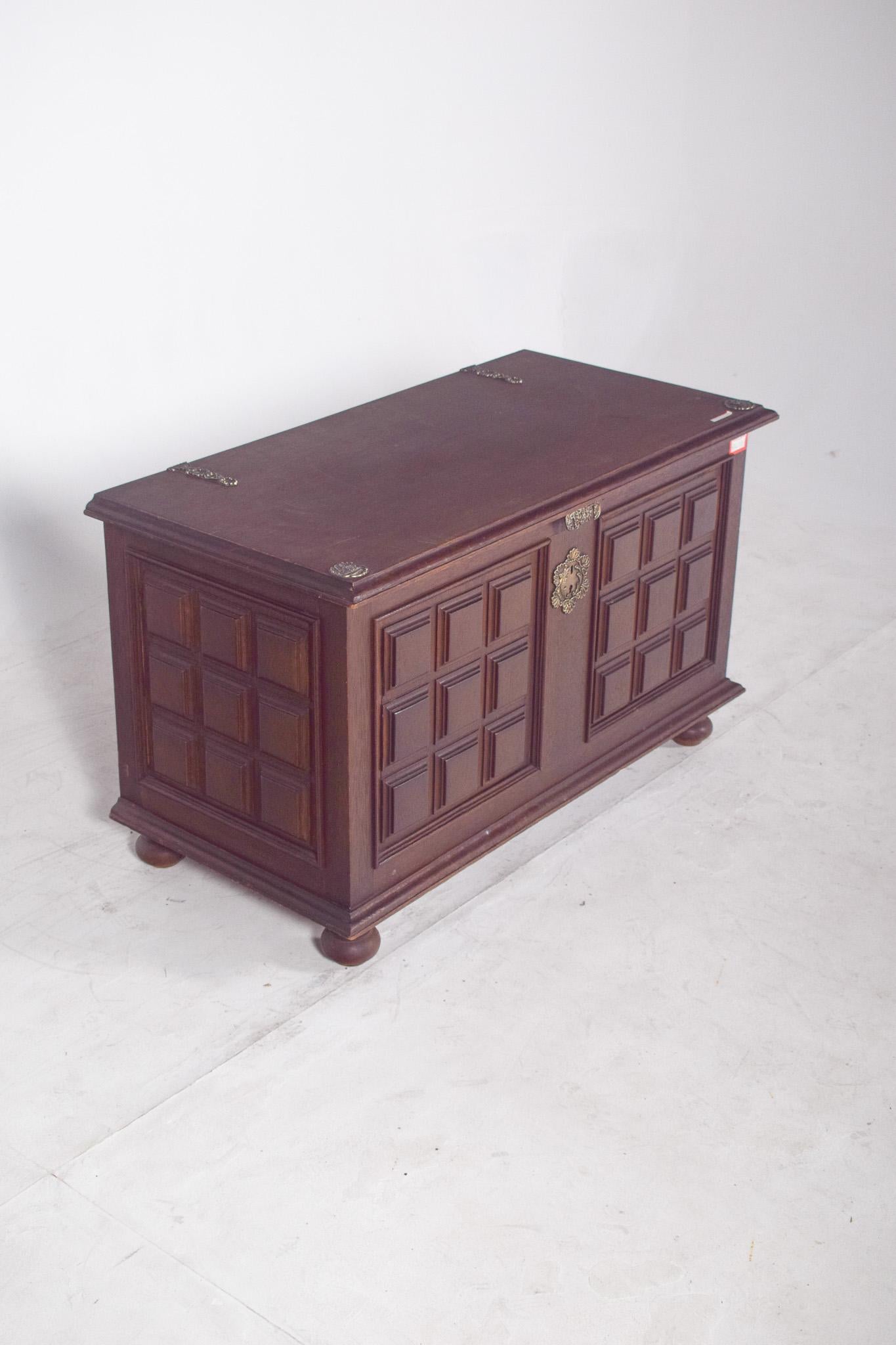 Arcón Portugués del Siglo XX de Madera Oscura siglo XX en venta