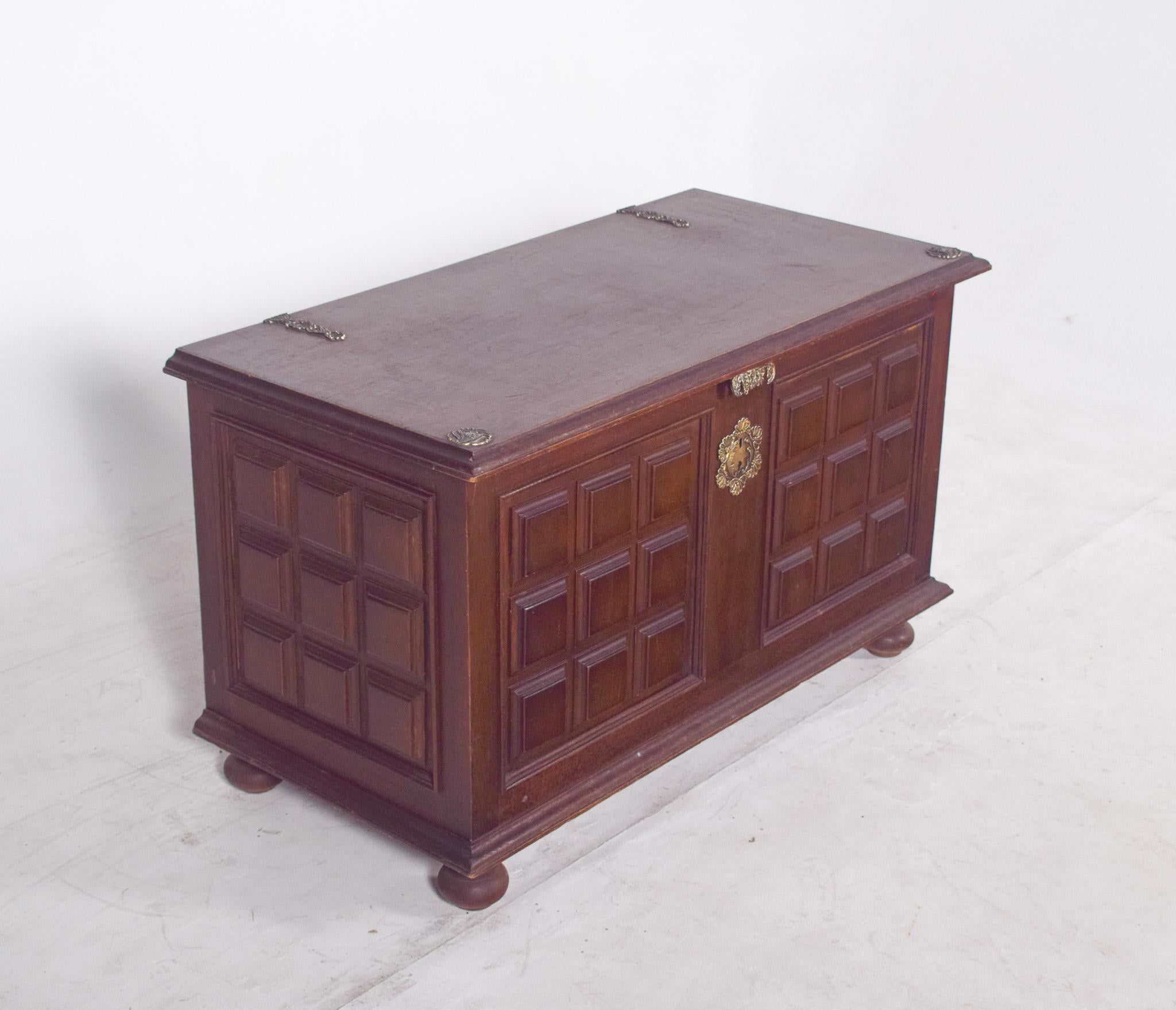 Arcón Portugués del Siglo XX de Madera Oscura en venta 1