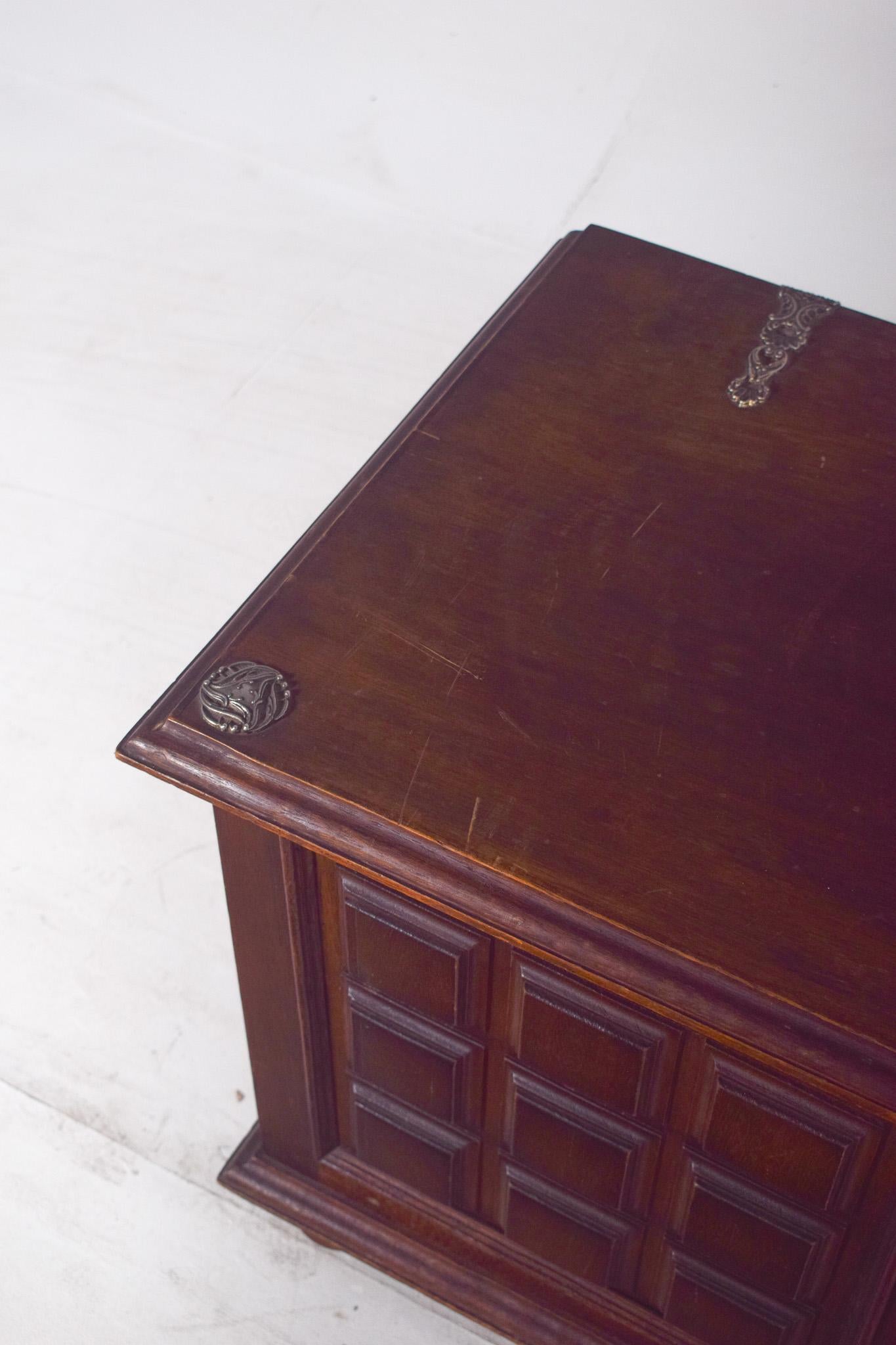 Arcón Portugués del Siglo XX de Madera Oscura en venta 2