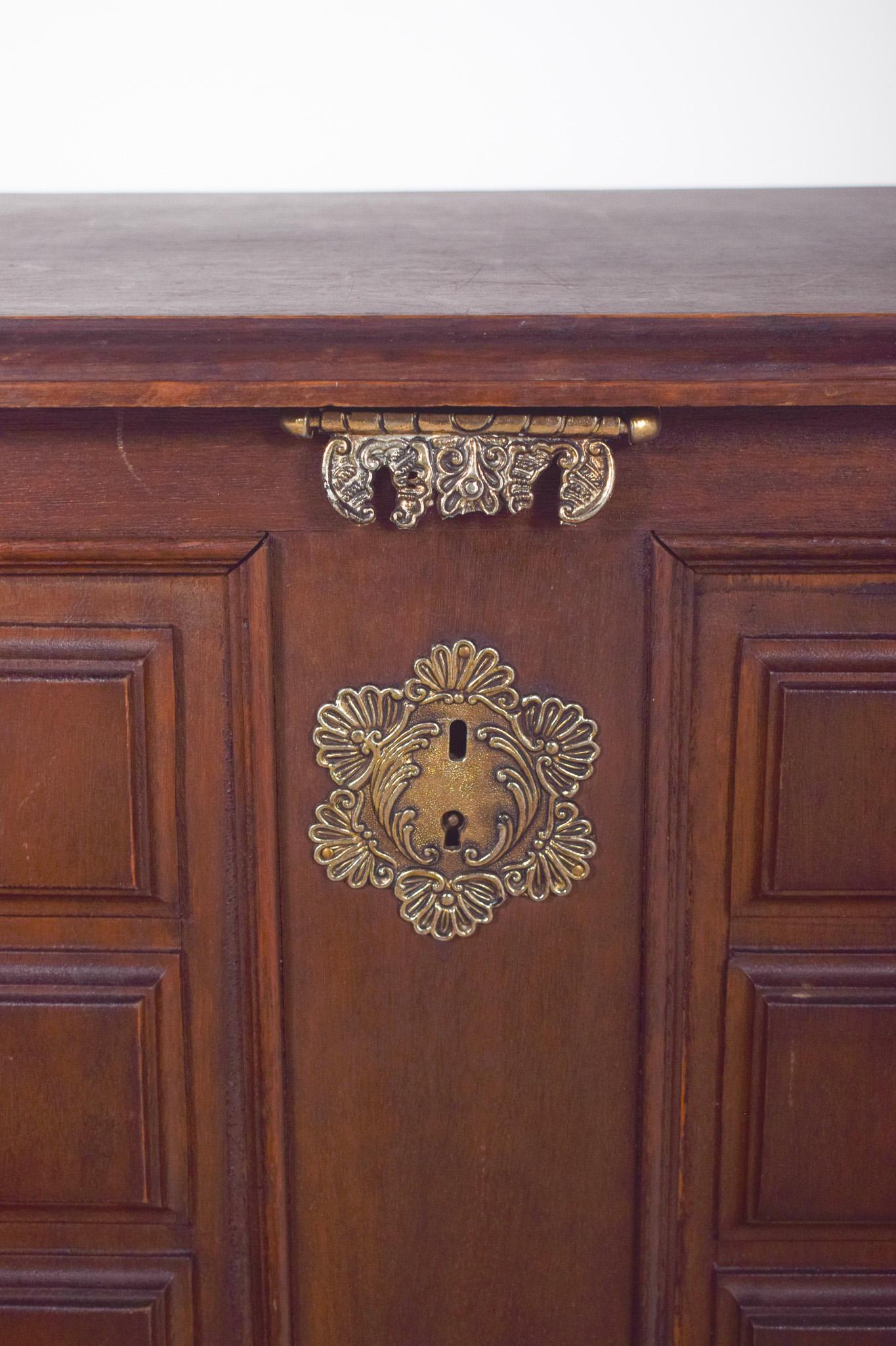 Arcón Portugués del Siglo XX de Madera Oscura en venta 3