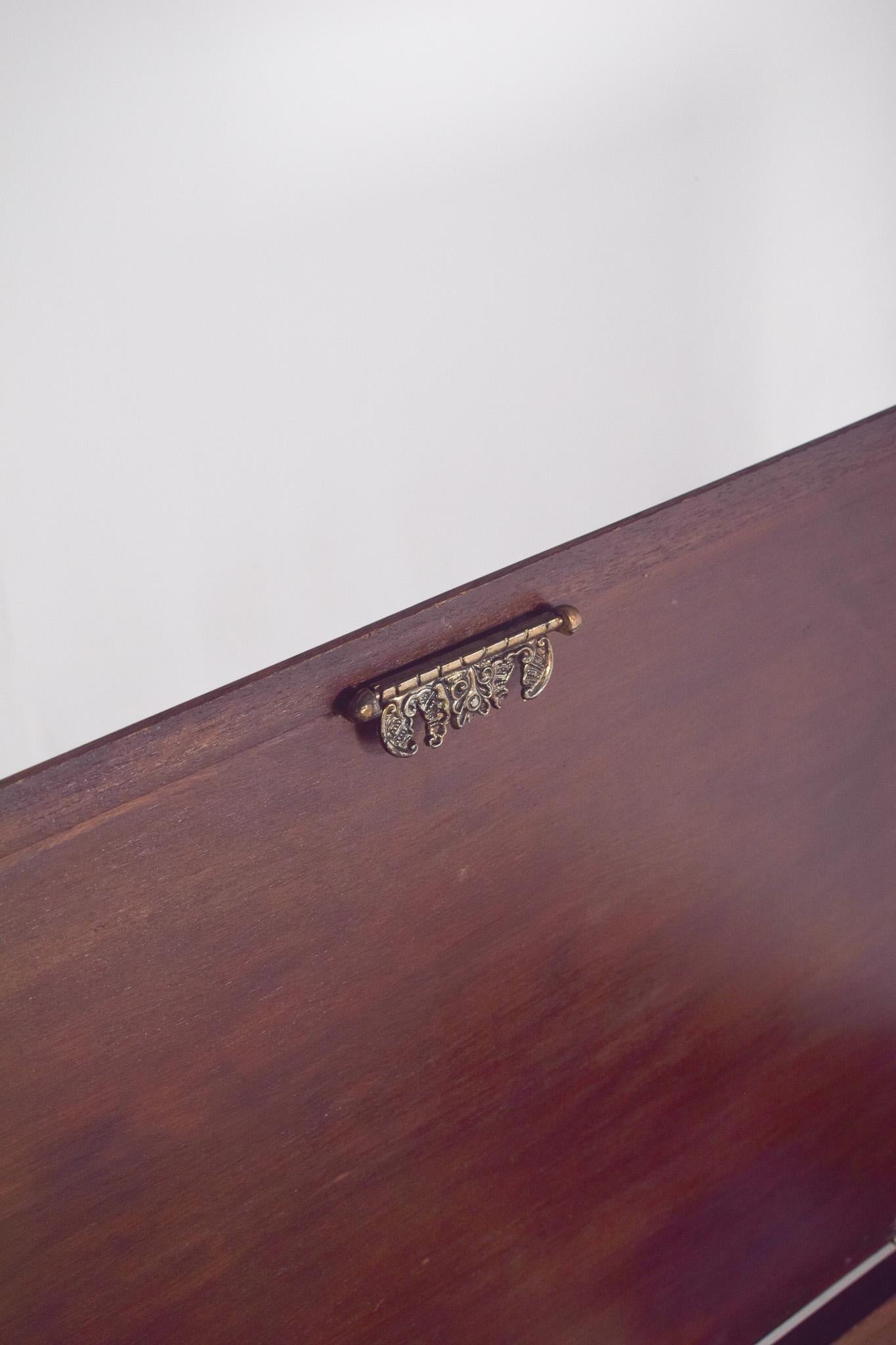 Arcón Portugués del Siglo XX de Madera Oscura en venta 4