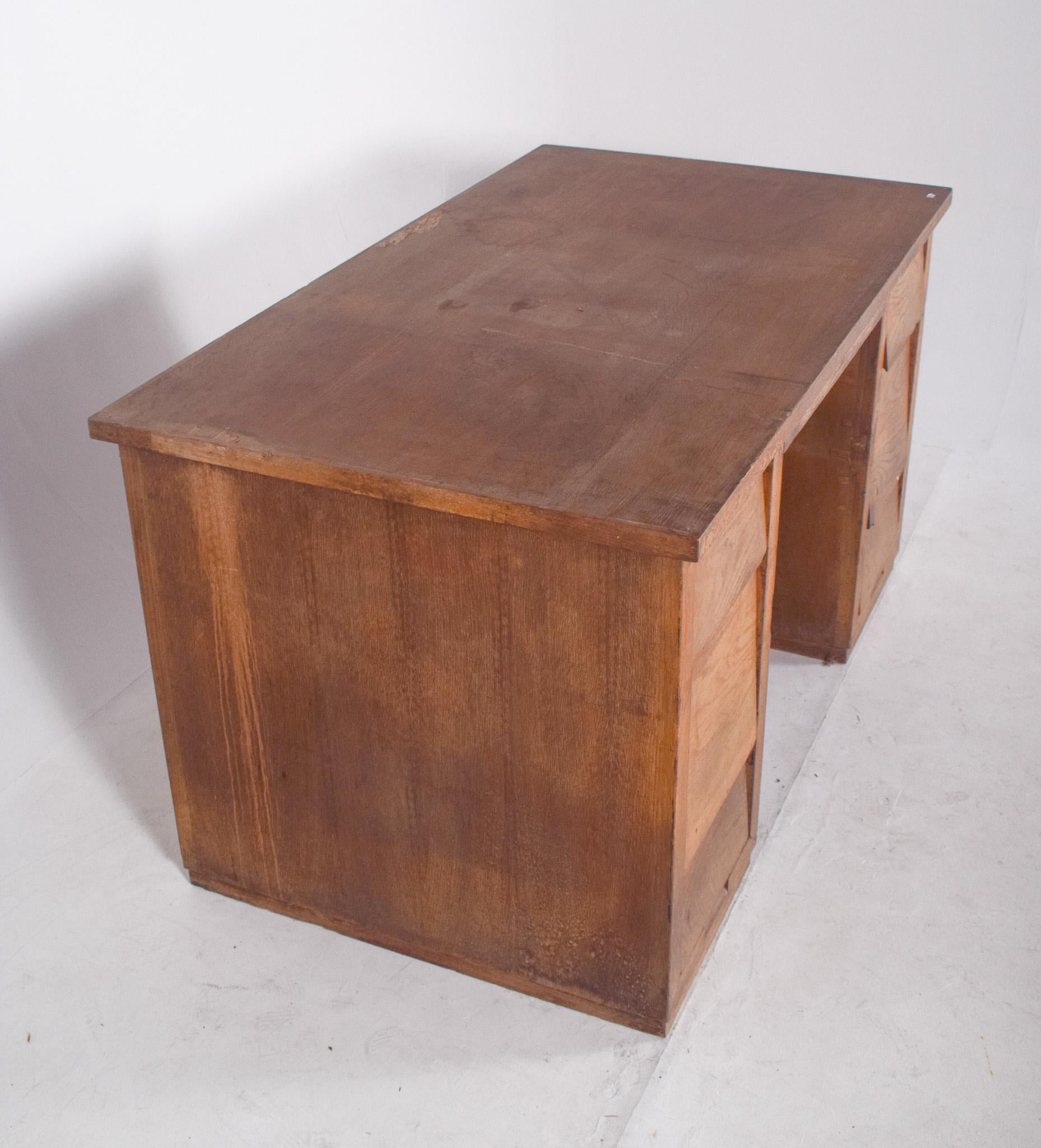 20th Century Portuguese Desk in Oak For Sale 6