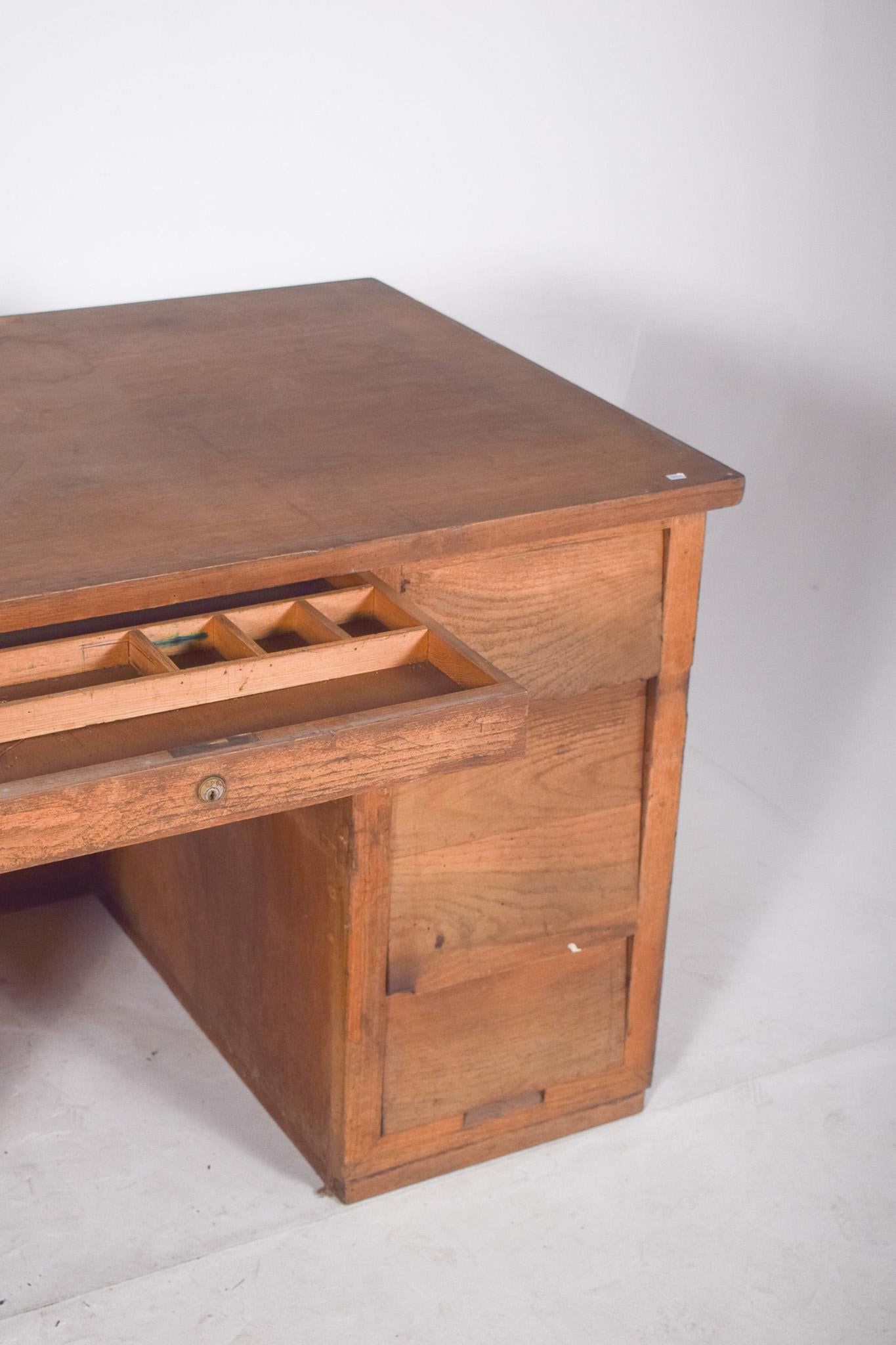 20th Century Portuguese Desk in Oak For Sale 8