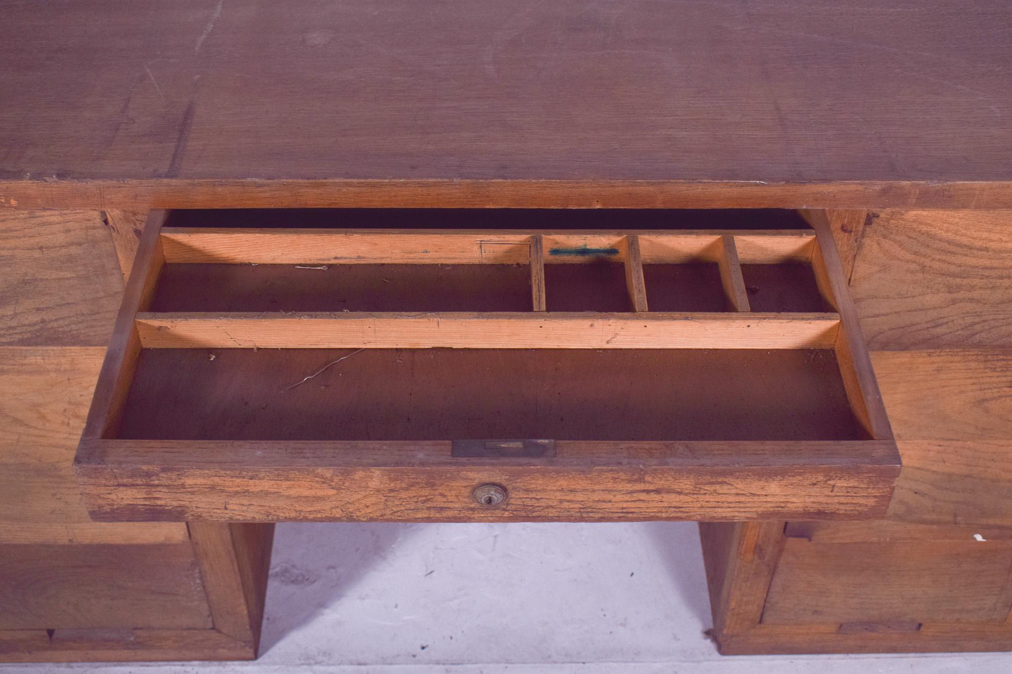 20th Century Portuguese Desk in Oak For Sale 9