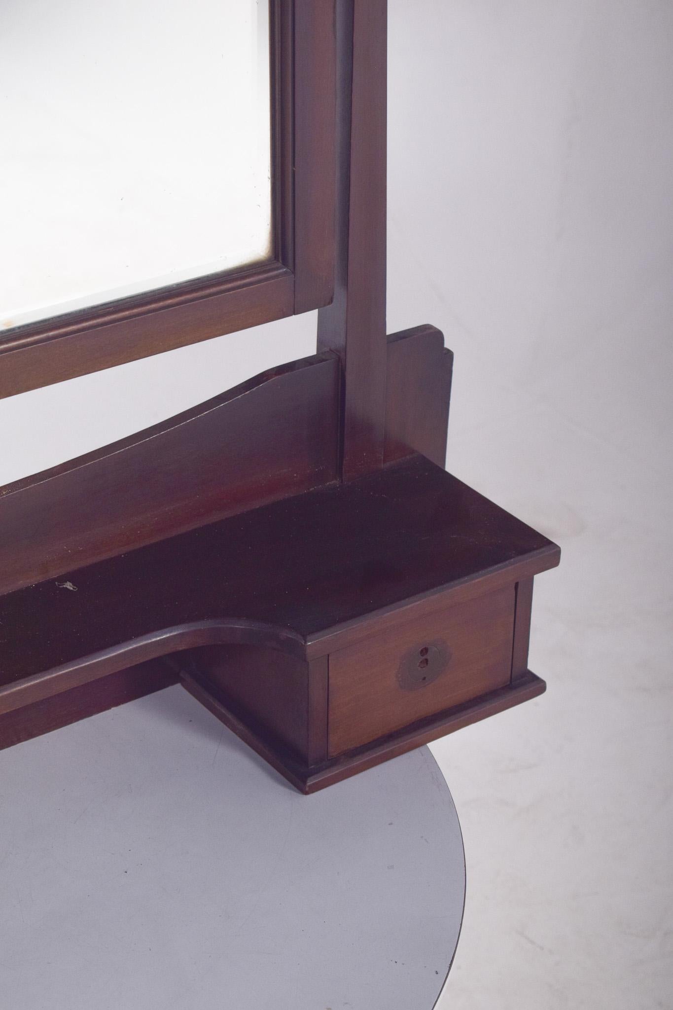 Legno Specchio da toeletta portoghese del XX secolo in vendita