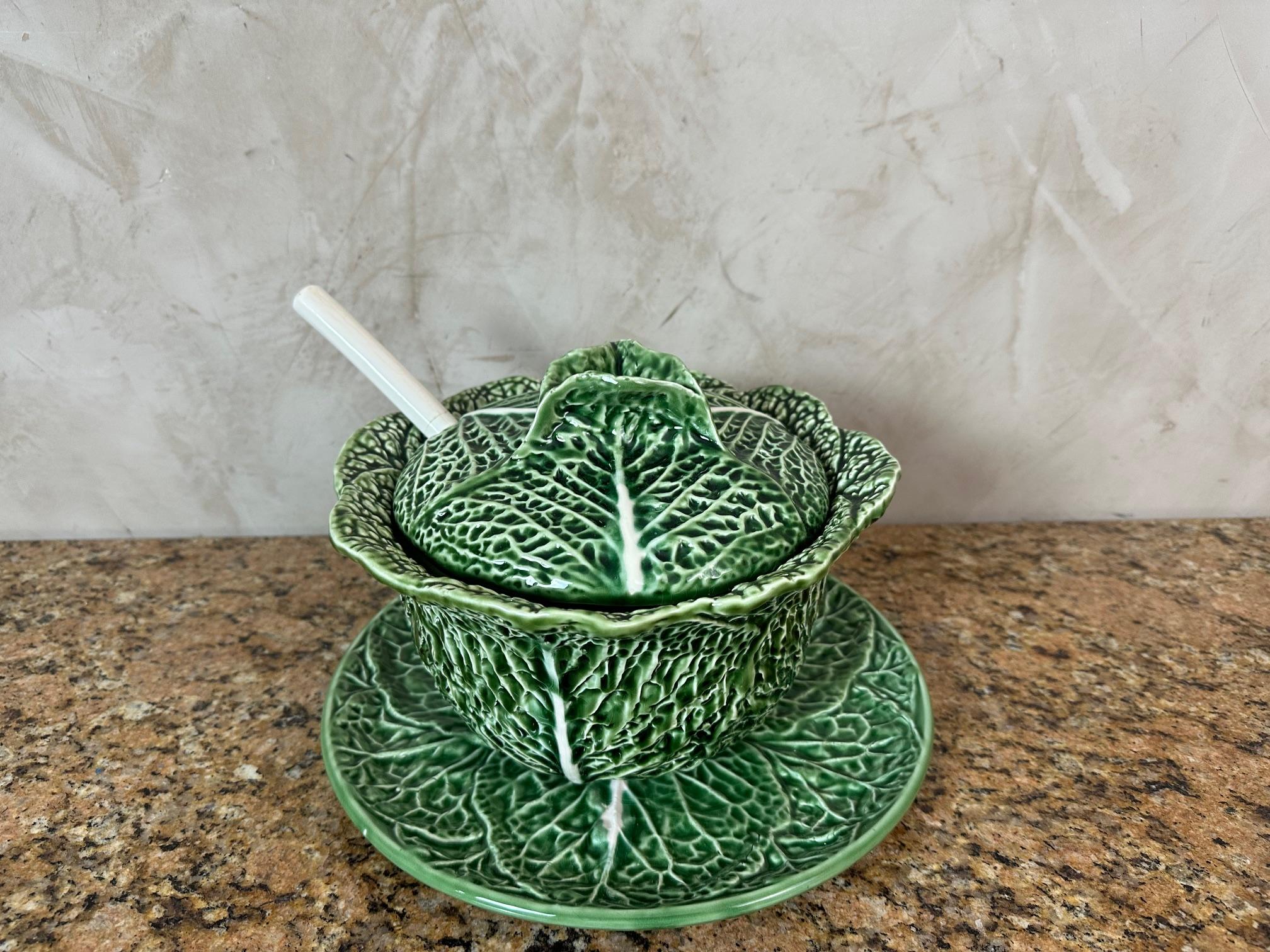 Charmante soupière vintage en céramique moulée et émaillée, en forme de chou avec des détails finement travaillés.
Il est livré avec son couvercle assorti, sa louche de service (fissurée en deux endroits) et son sous-plat. À la fois décorative et