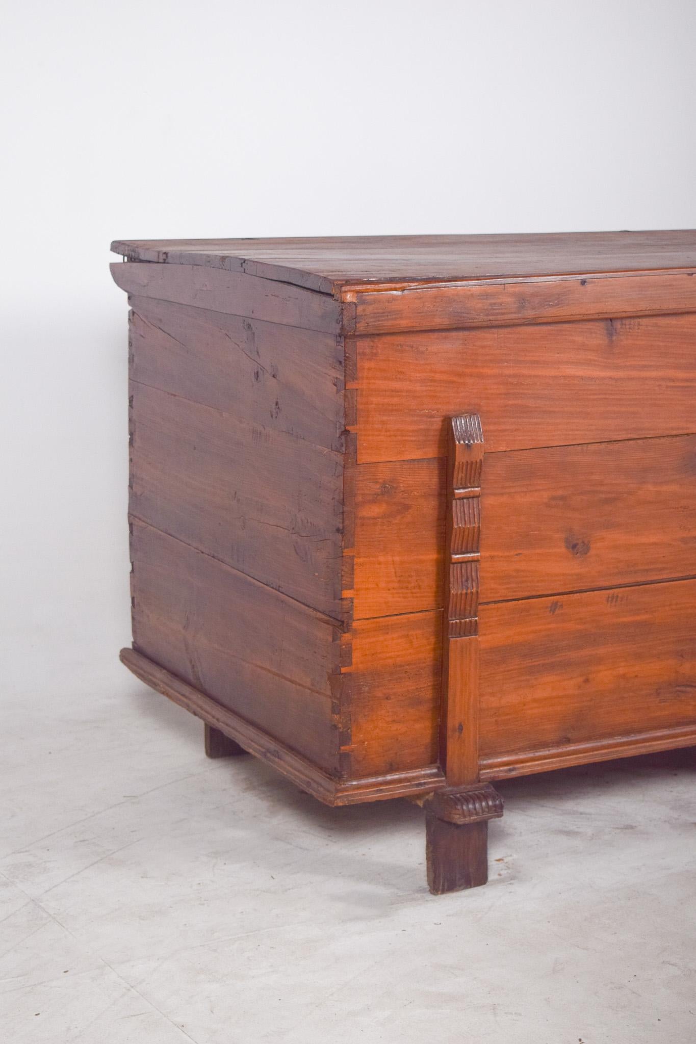 Arcón portugués del siglo XX en madera de pino Rústico en venta