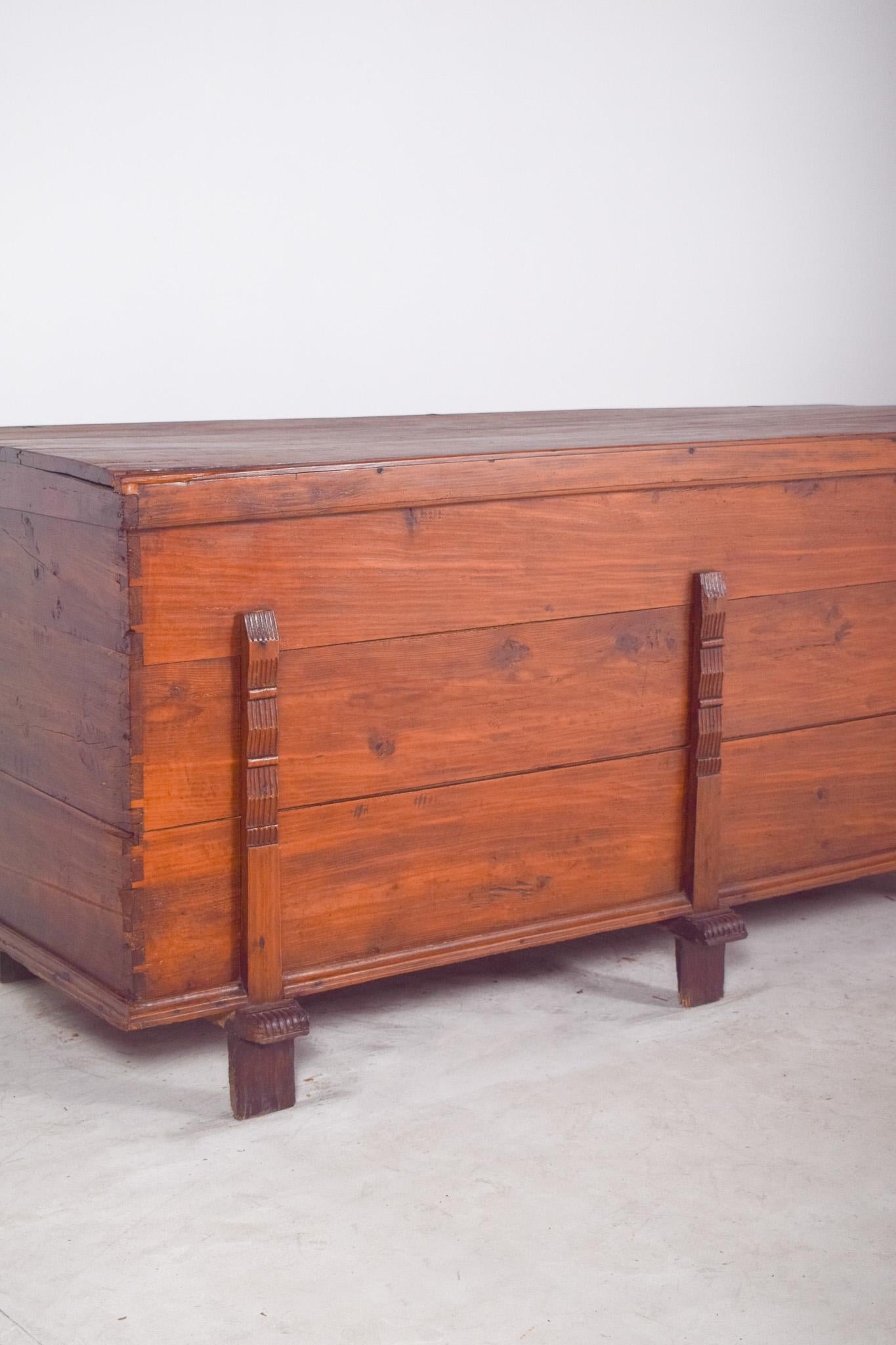 Arcón portugués del siglo XX en madera de pino Portugués en venta