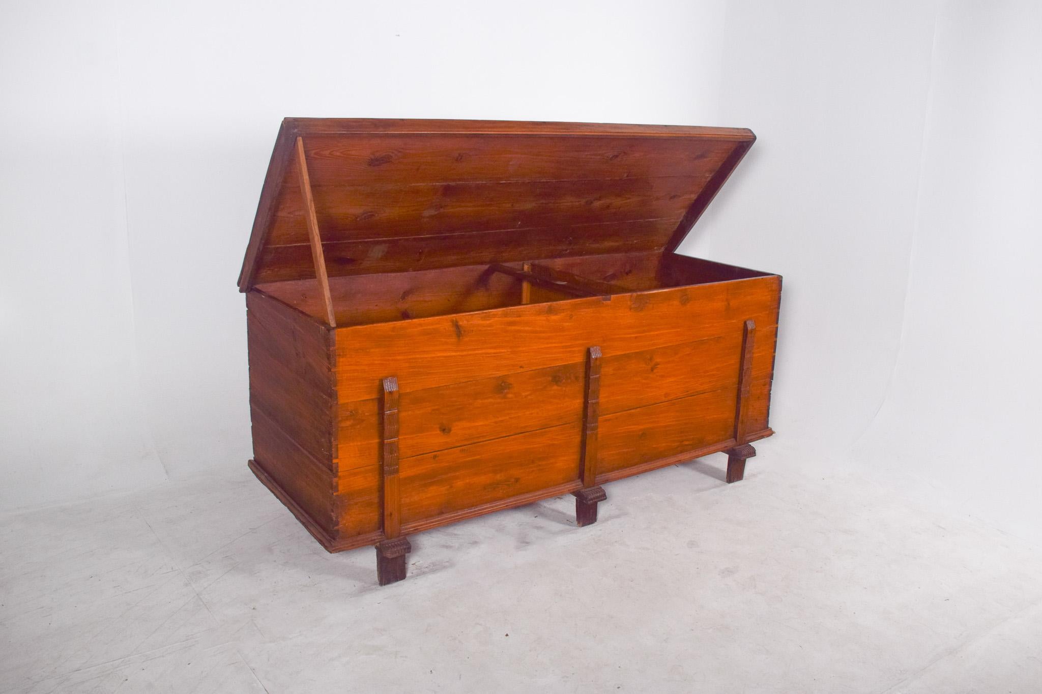 Arcón portugués del siglo XX en madera de pino en venta 1