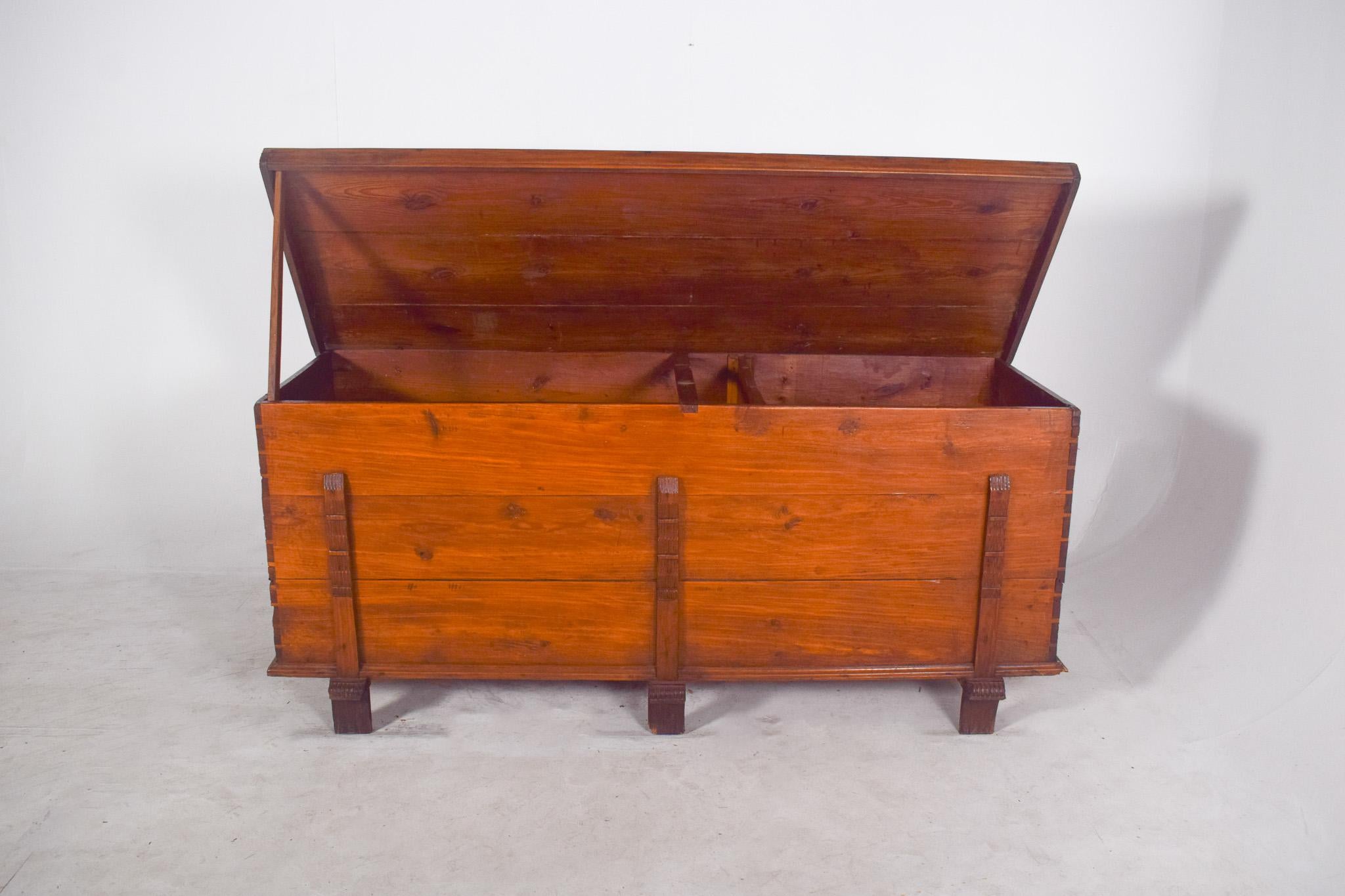 Arcón portugués del siglo XX en madera de pino en venta 2