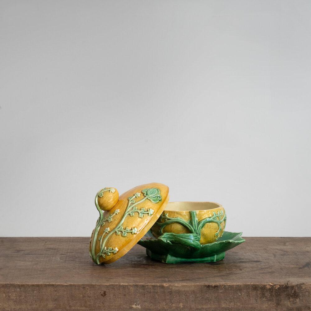 20th century Portuguese melon form tureen in ceramic. Beautifully designed and in fantastic condition. Suitable for display or as a functional piece of dinnerware. Measures 10