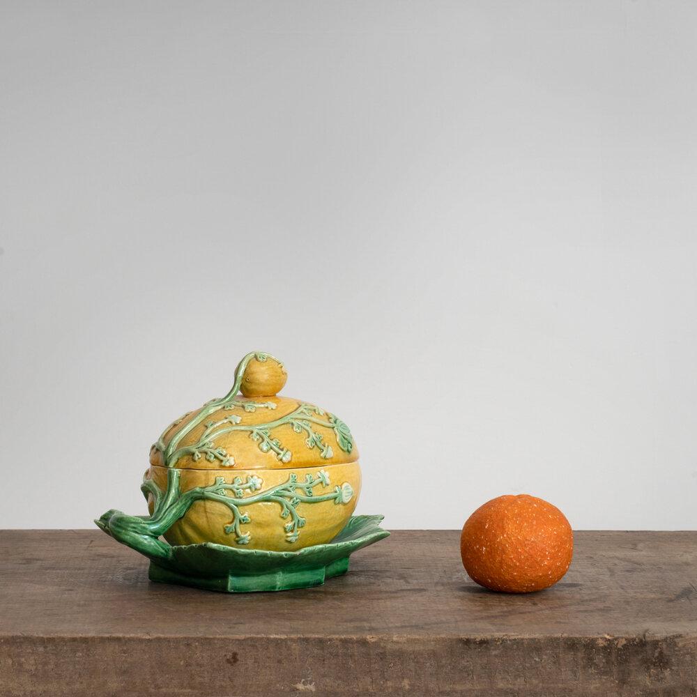 Portoghese Zuppiera portoghese a forma di melone in ceramica del XX secolo in vendita