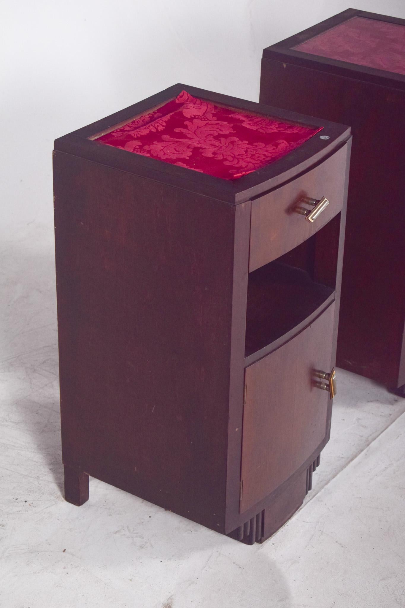 20th Century Portuguese Pair of Deco-Style Bedside Tables In Good Condition For Sale In Lisboa, Lisboa