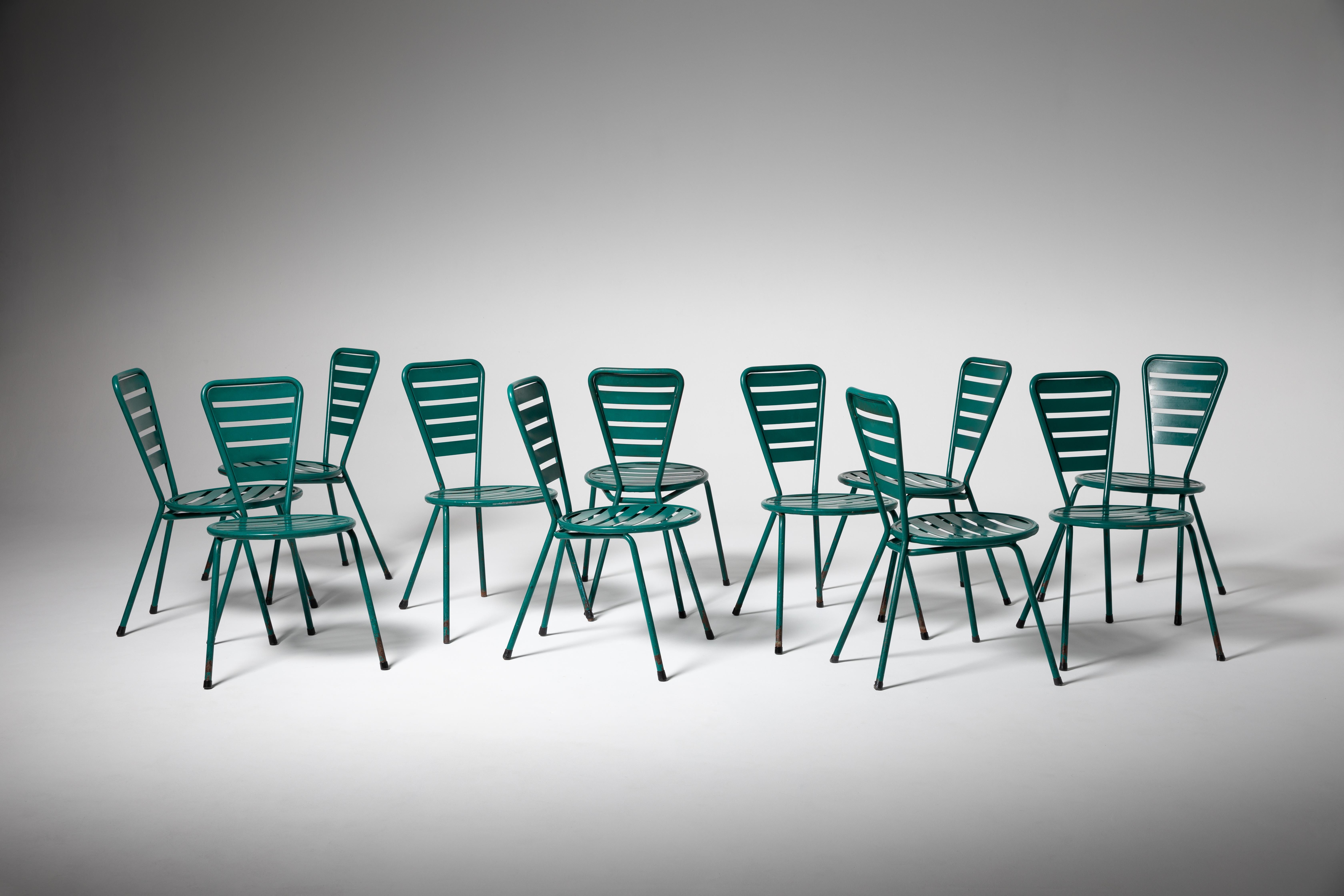Cet ensemble de onze chaises en fer laqué vert, fabriqué au Portugal à la fin du XXe siècle, représente un mélange distinctif de durabilité et de design minimaliste typique de l'époque. Les chaises sont dotées d'une structure en fer robuste,