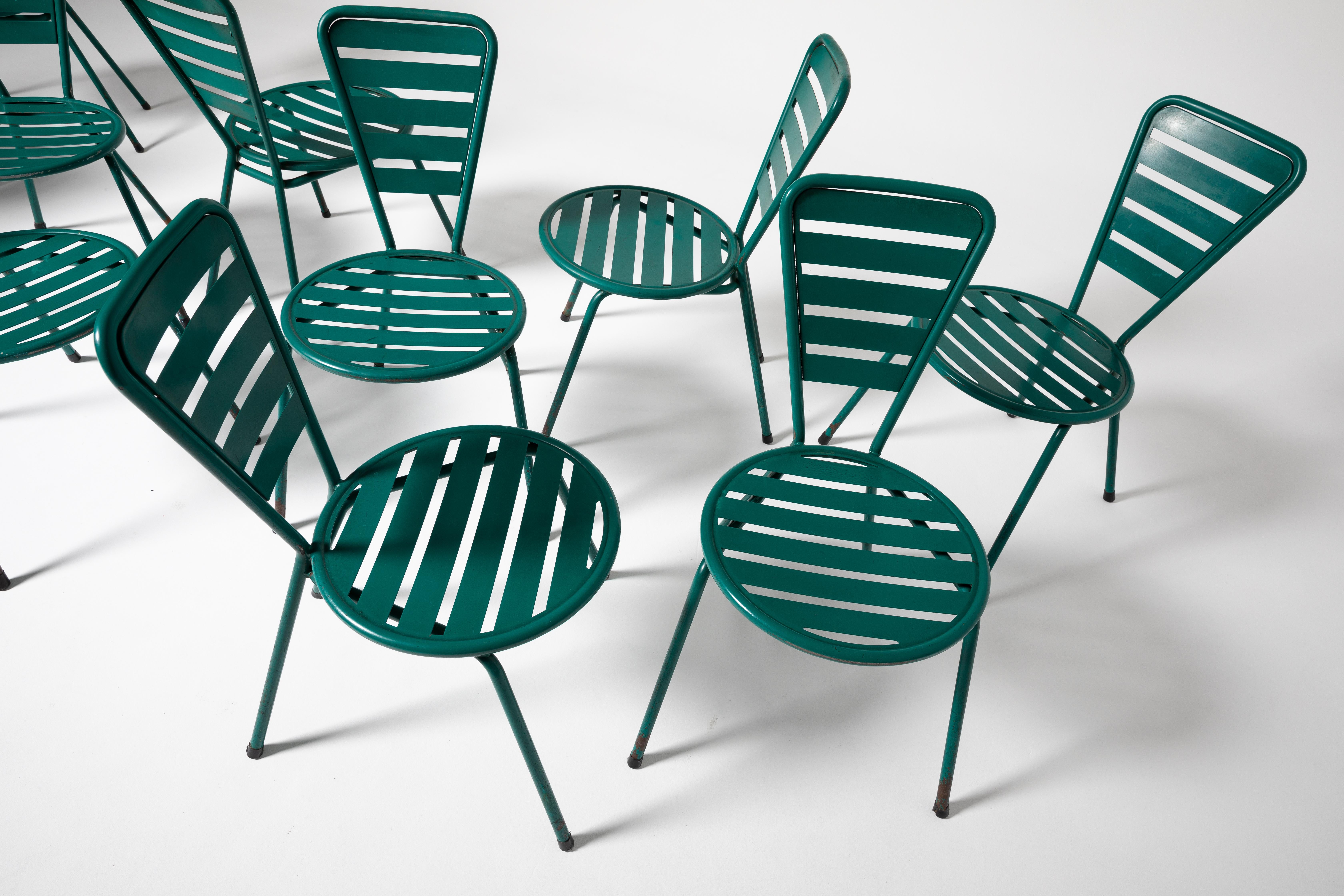 Portugais Ensemble portugais du 20ème siècle de onze chaises en fer laqué vert en vente