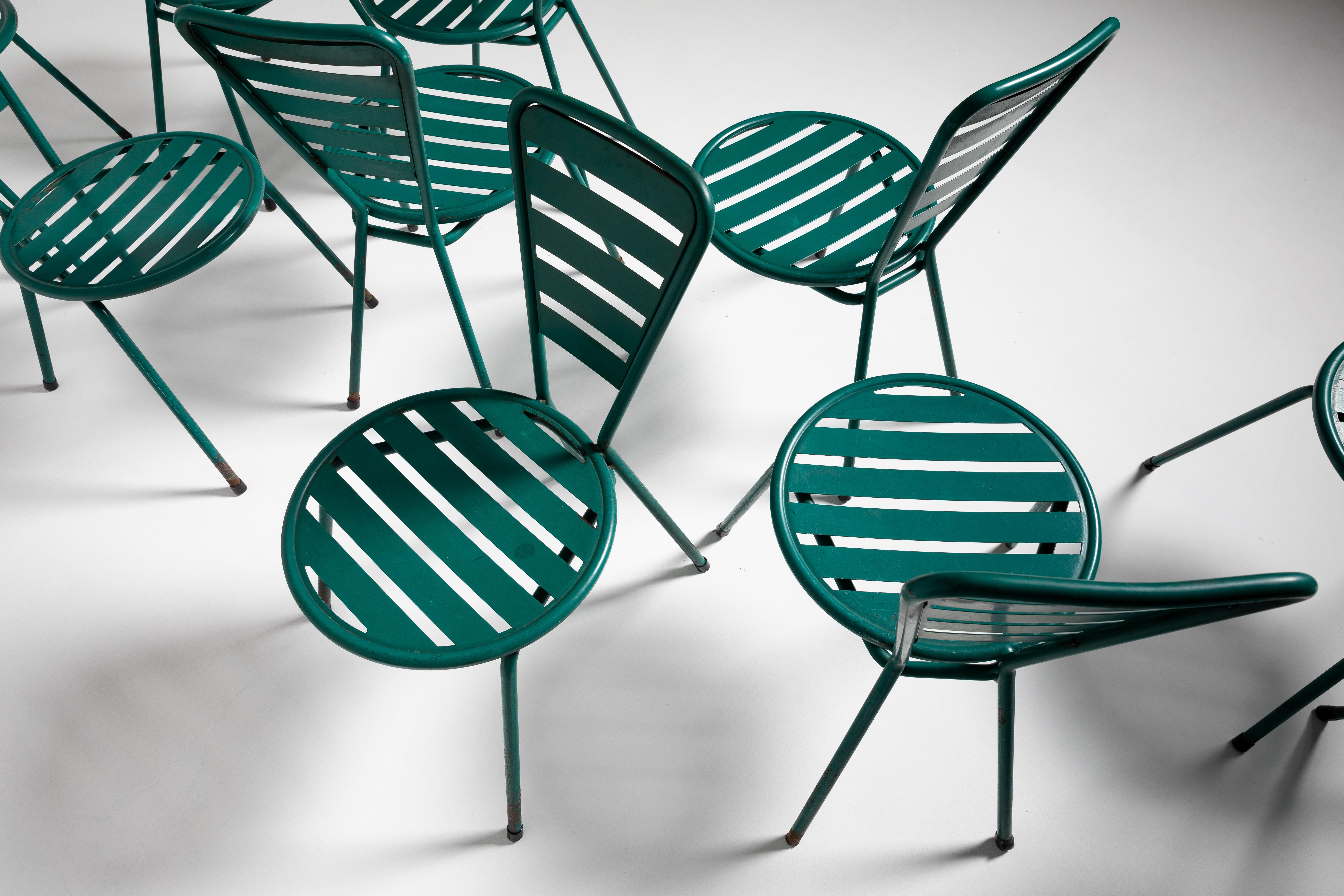 Laqué Ensemble portugais du 20ème siècle de onze chaises en fer laqué vert en vente