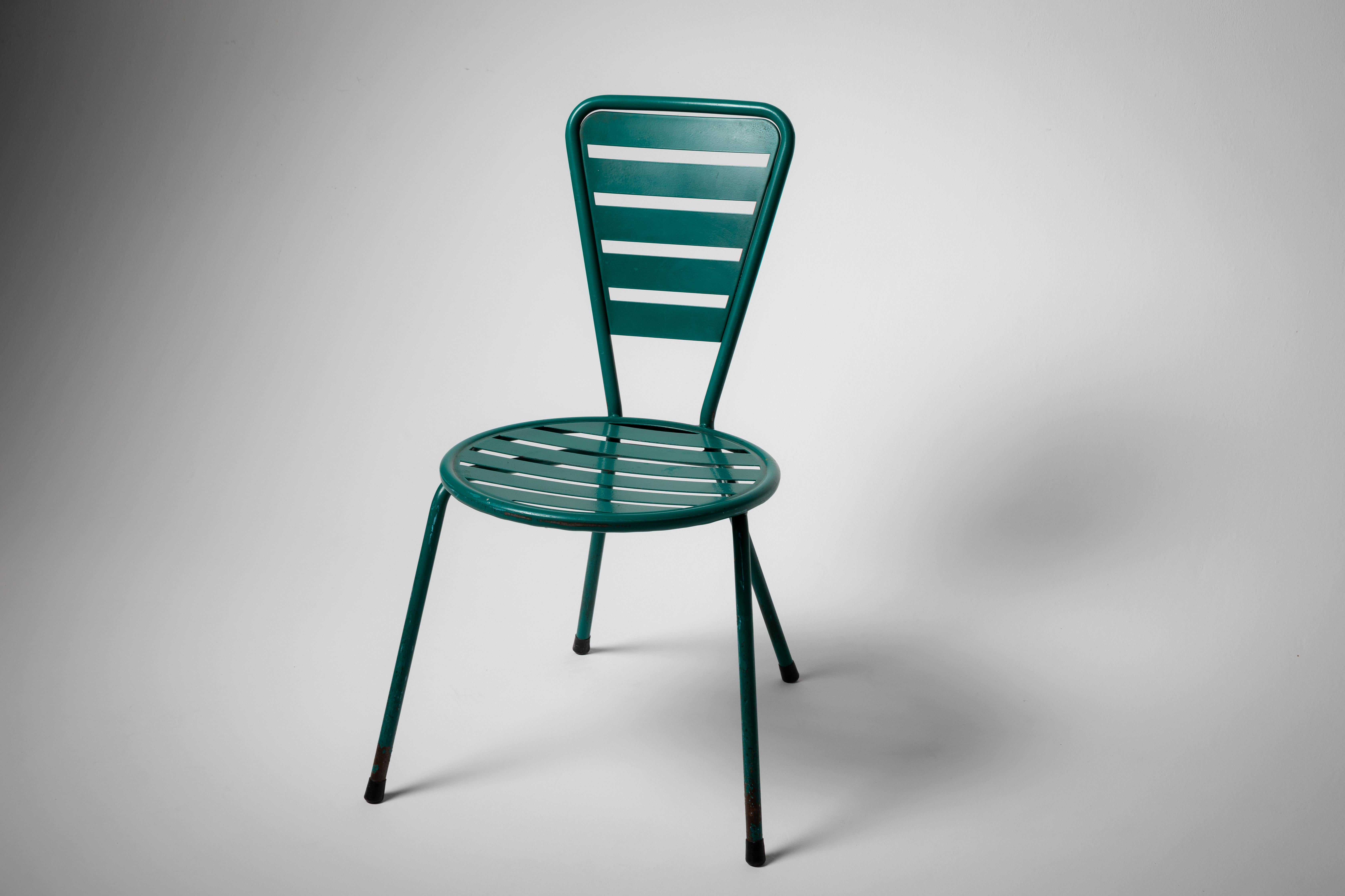 Ensemble portugais du 20ème siècle de onze chaises en fer laqué vert Bon état - En vente à Lisboa, PT