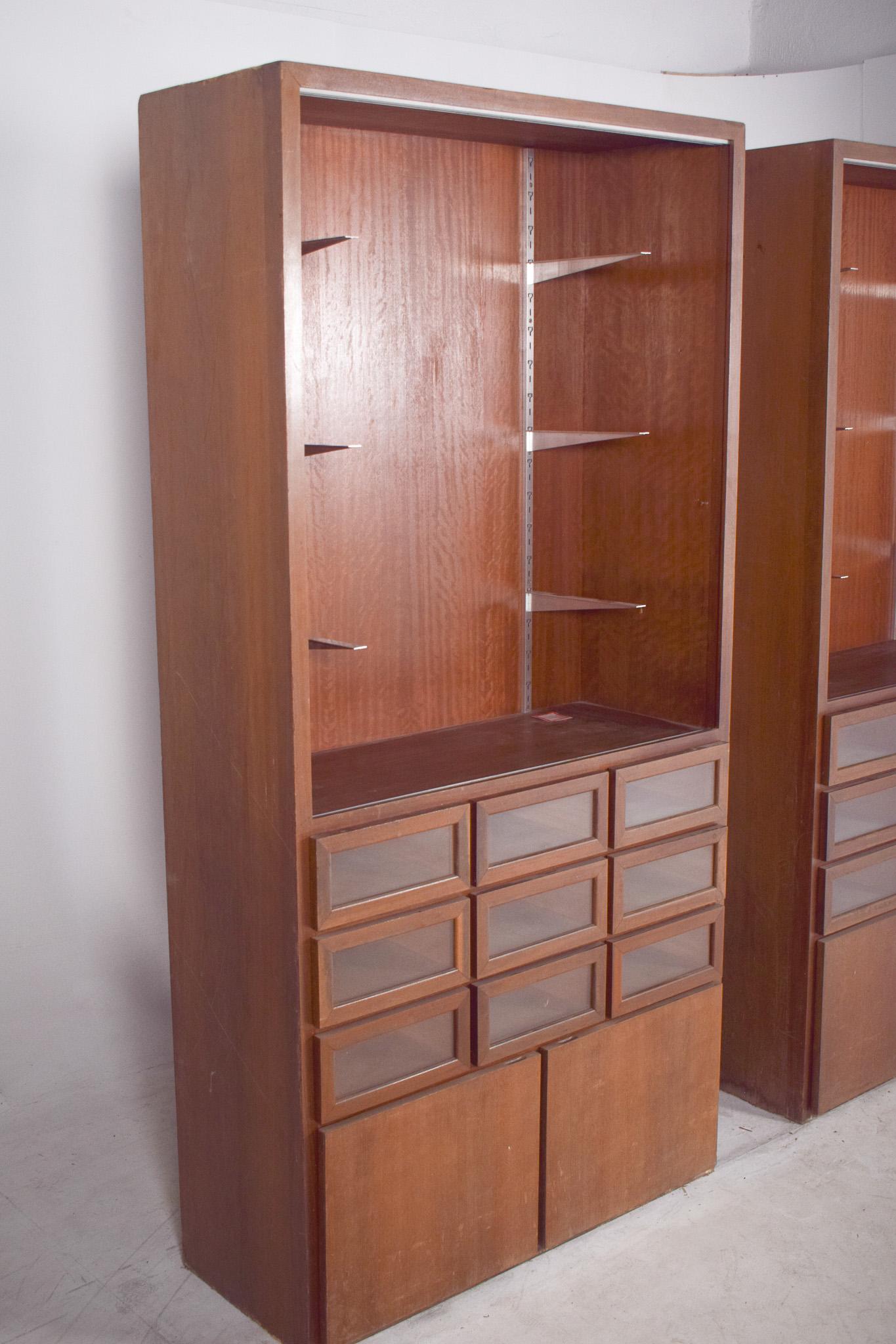 Mid-Century moderno Mensole portoghesi del XX secolo con ante e cassetti smaltati in vendita