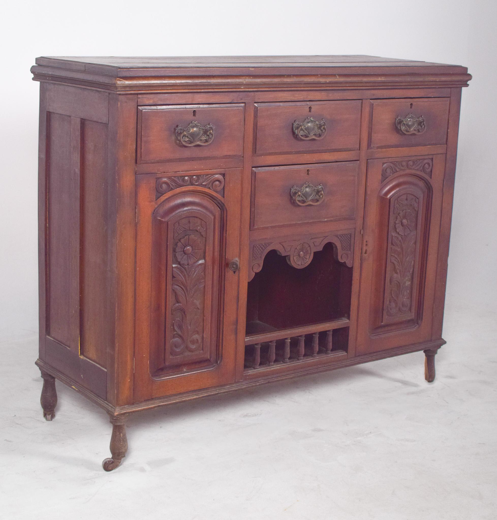 Aparador alto portugués del siglo XX Art Nouveau en venta