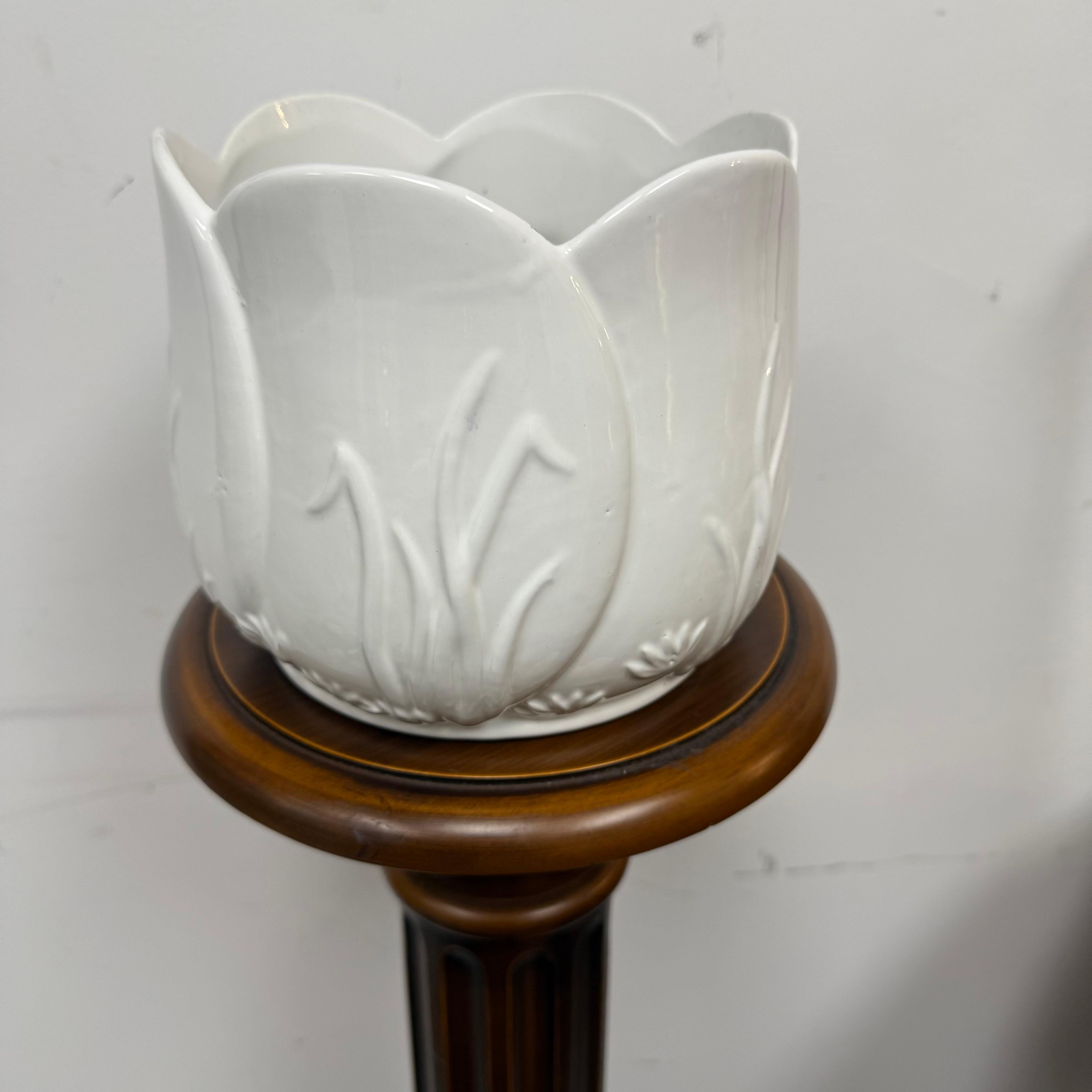 Jardinera portuguesa del siglo XX de cerámica blanca con forma de cisne Art Nouveau en venta