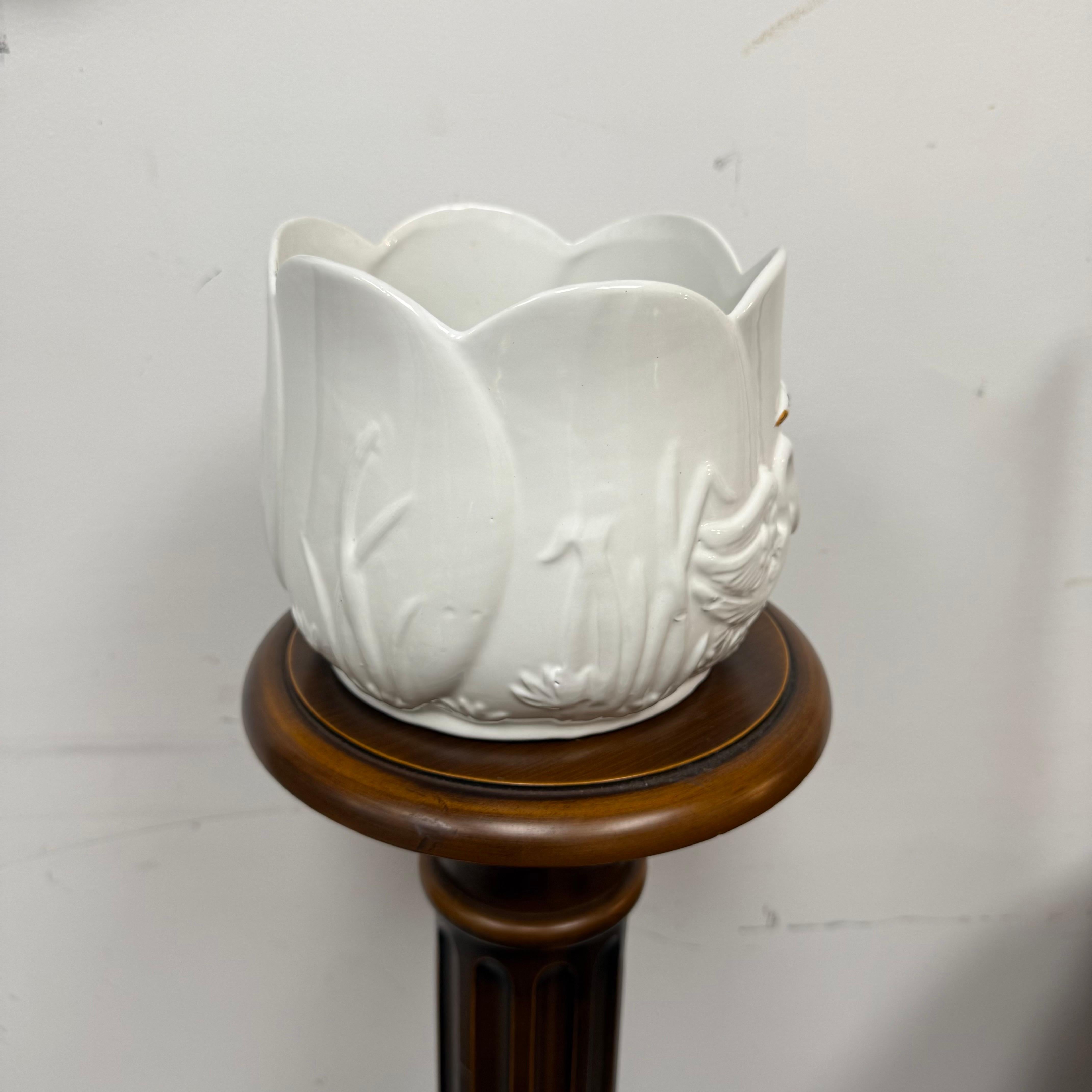 Jardinera portuguesa del siglo XX de cerámica blanca con forma de cisne Portugués en venta