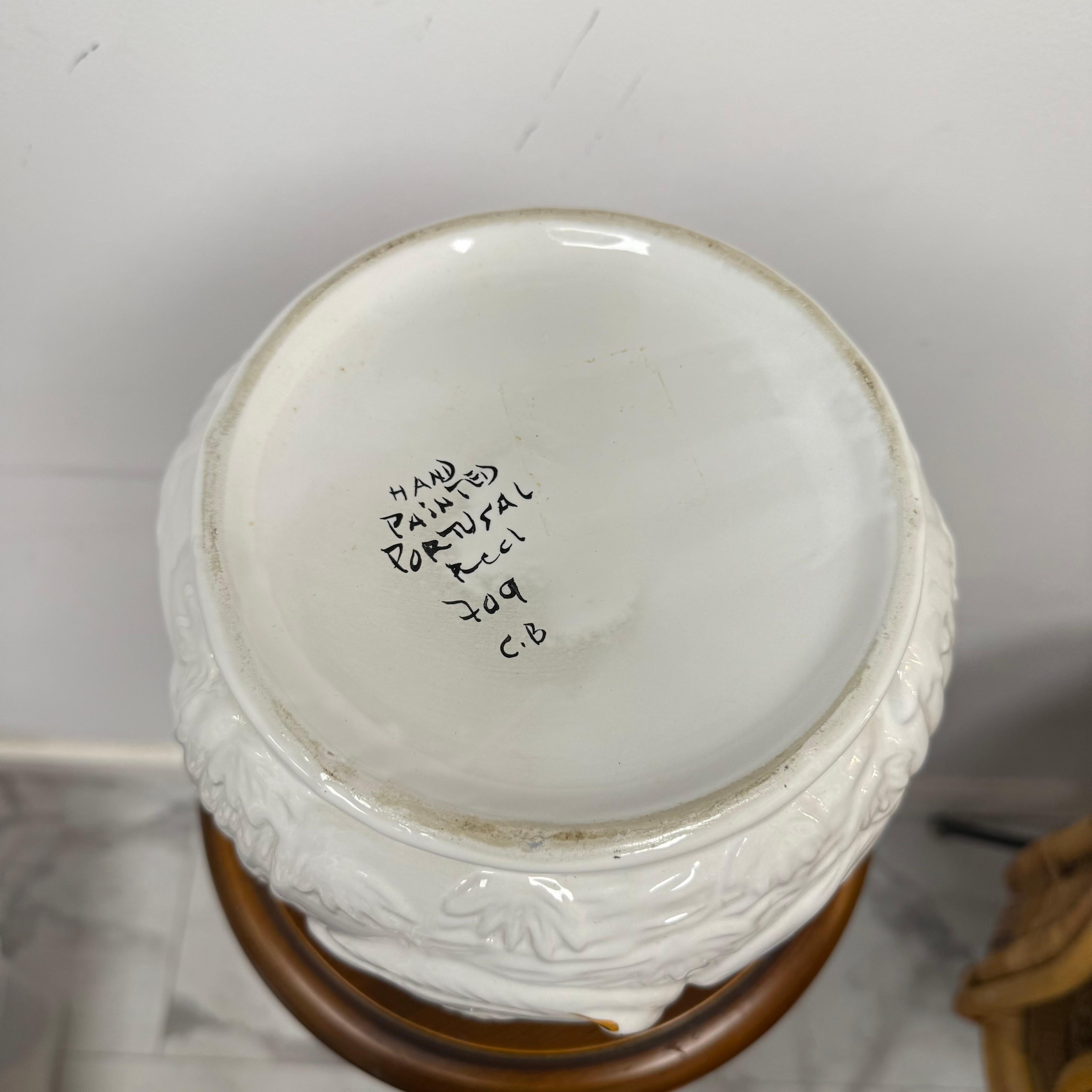Jardinera portuguesa del siglo XX de cerámica blanca con forma de cisne Pintado a mano en venta