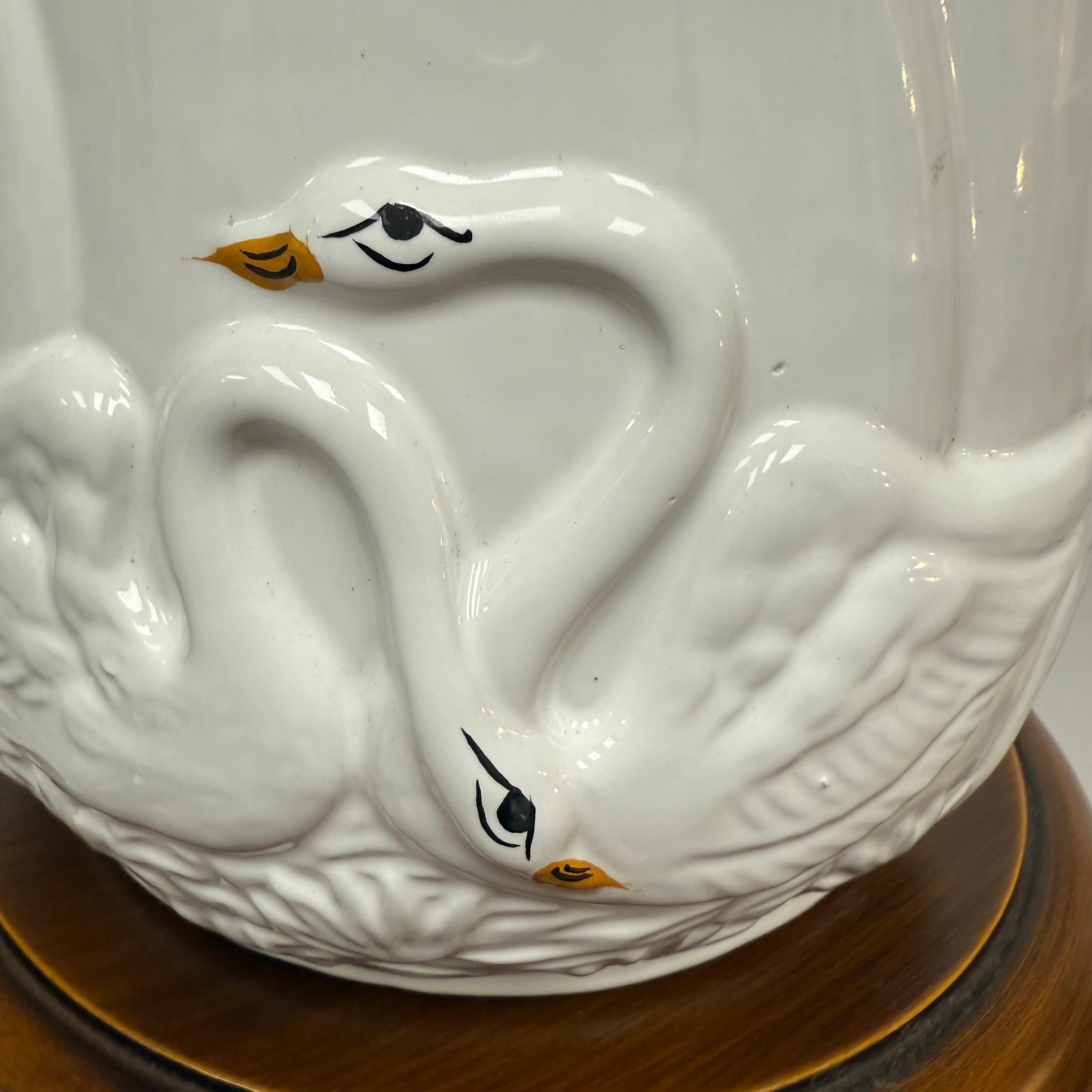Jardinera portuguesa del siglo XX de cerámica blanca con forma de cisne en Bueno estado para la venta en Charleston, SC
