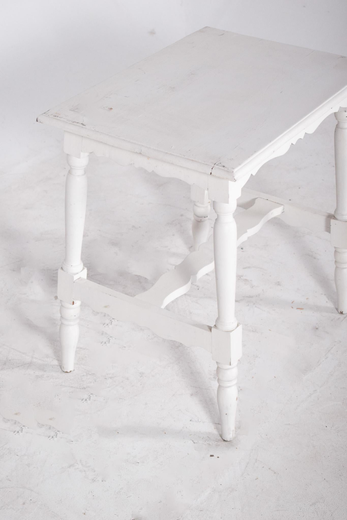 20th Century Portuguese White Painted Coffee Table In Good Condition For Sale In Lisboa, Lisboa