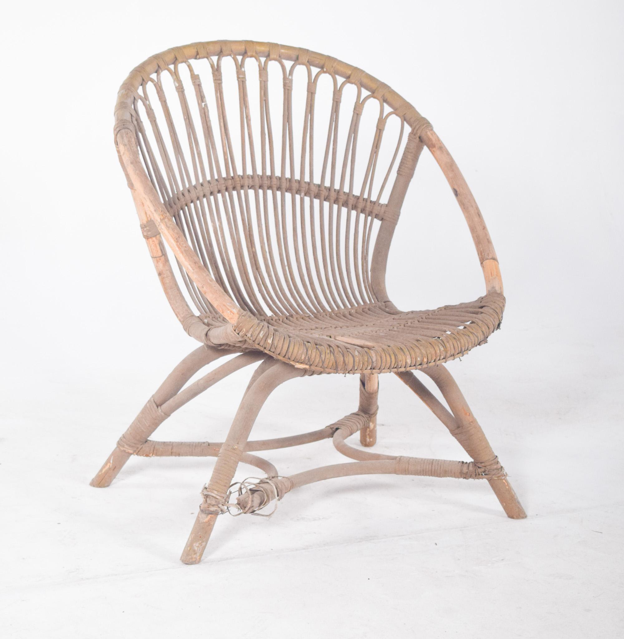 Chaise en osier. Doté d'un dossier semi-circulaire, il est constitué de barres d'armature verticales imbriquées les unes dans les autres, créant un motif visuel élégant et aérien. L'assise suit le même entrelacs, ce qui lui confère confort et