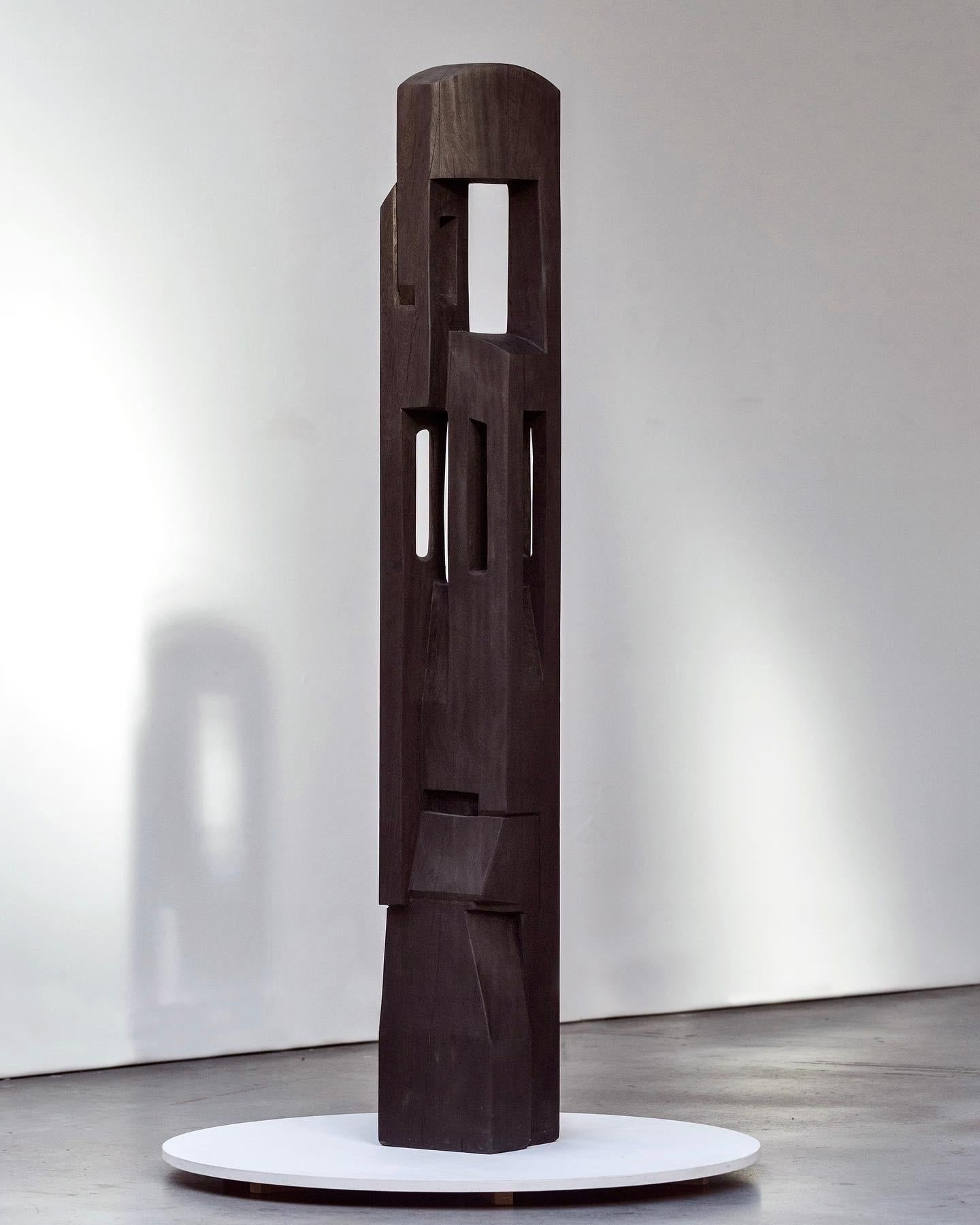Impressionnante sculpture totem en bois iroko de Bertrand Creach, sculptée à la main et finition brunie, réalisée à la fin du 20e siècle. 