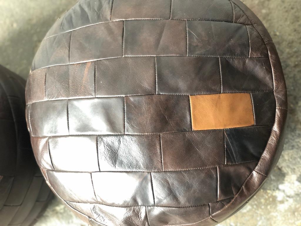 Set of 2 brown patchwork leather poufs by De Sede, 1970 
Beautiful patina.