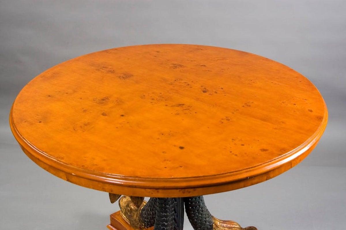 Biedermeier Table primitive du 20e siècle avec dauphins sculptés Style Empire antique Placage d'érable en vente