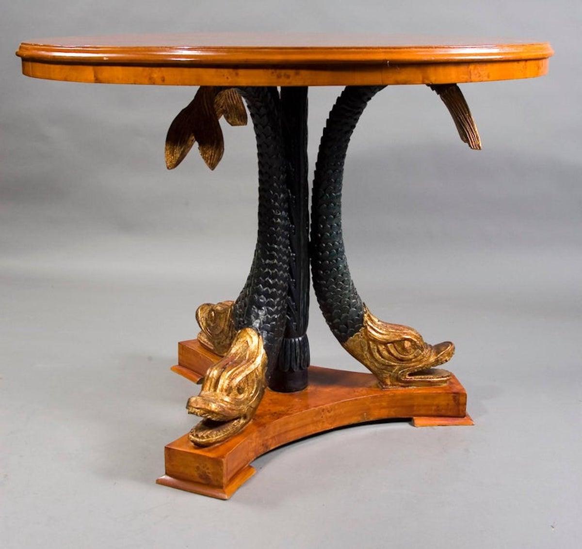Primal-Tisch des 20. Jahrhunderts mit geschnitzten Delphinen im antiken Empire-Stil aus Ahornfurnier (Deutsch) im Angebot
