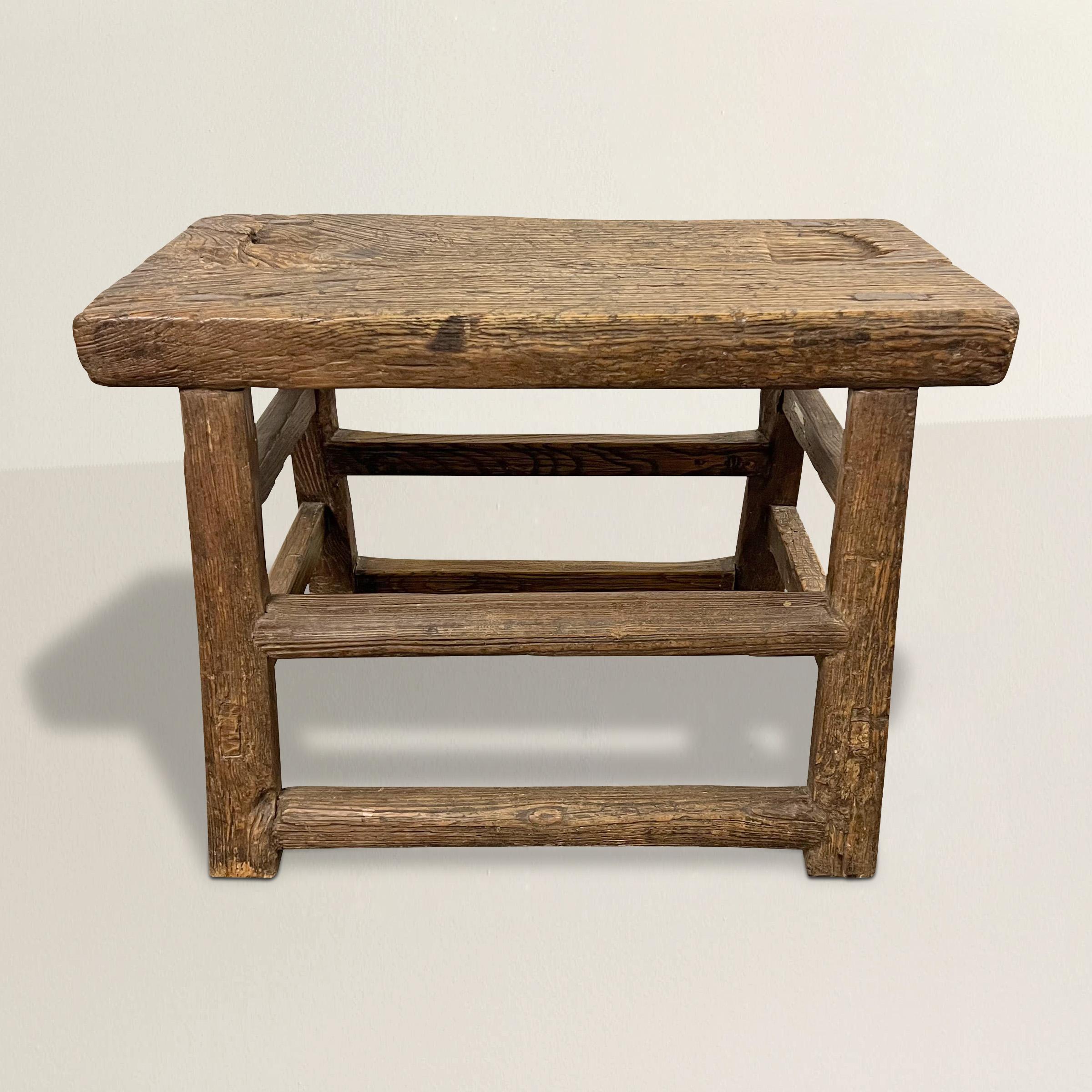 Ce tabouret ou table d'appoint chinois du début du XXe siècle, fabriqué de manière experte en bois d'orme bien patiné, raconte une histoire gravée dans son grain et ornée d'une patine que seules les mains du temps peuvent transmettre. Son design