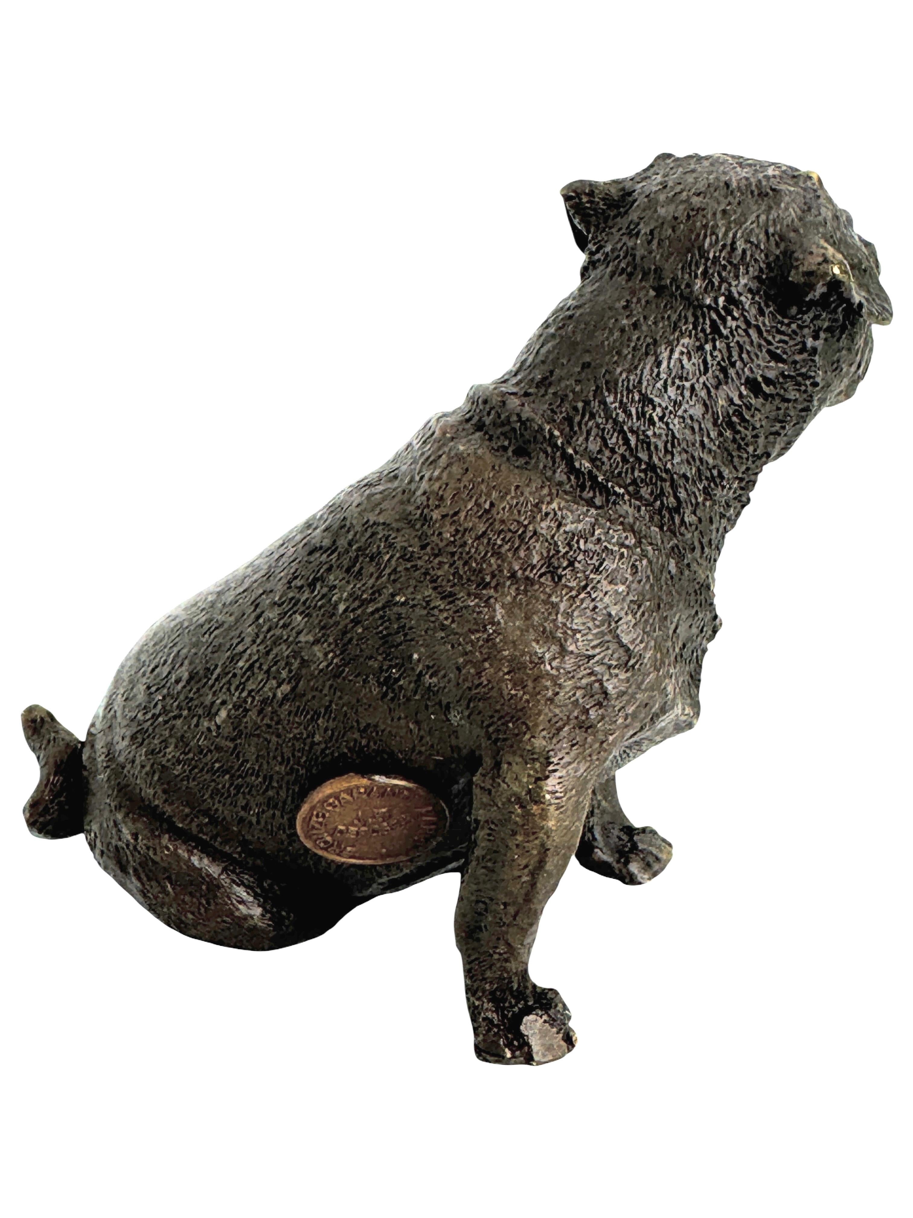 Figurine classique en métal (bronze) du début des années 1950. Montre un magnifique chien carlin. Trouvé dans une vente immobilière à Strasbourg, France. 
Un bel ajout à toute collection. Vous pouvez également l'utiliser comme presse-papier à votre