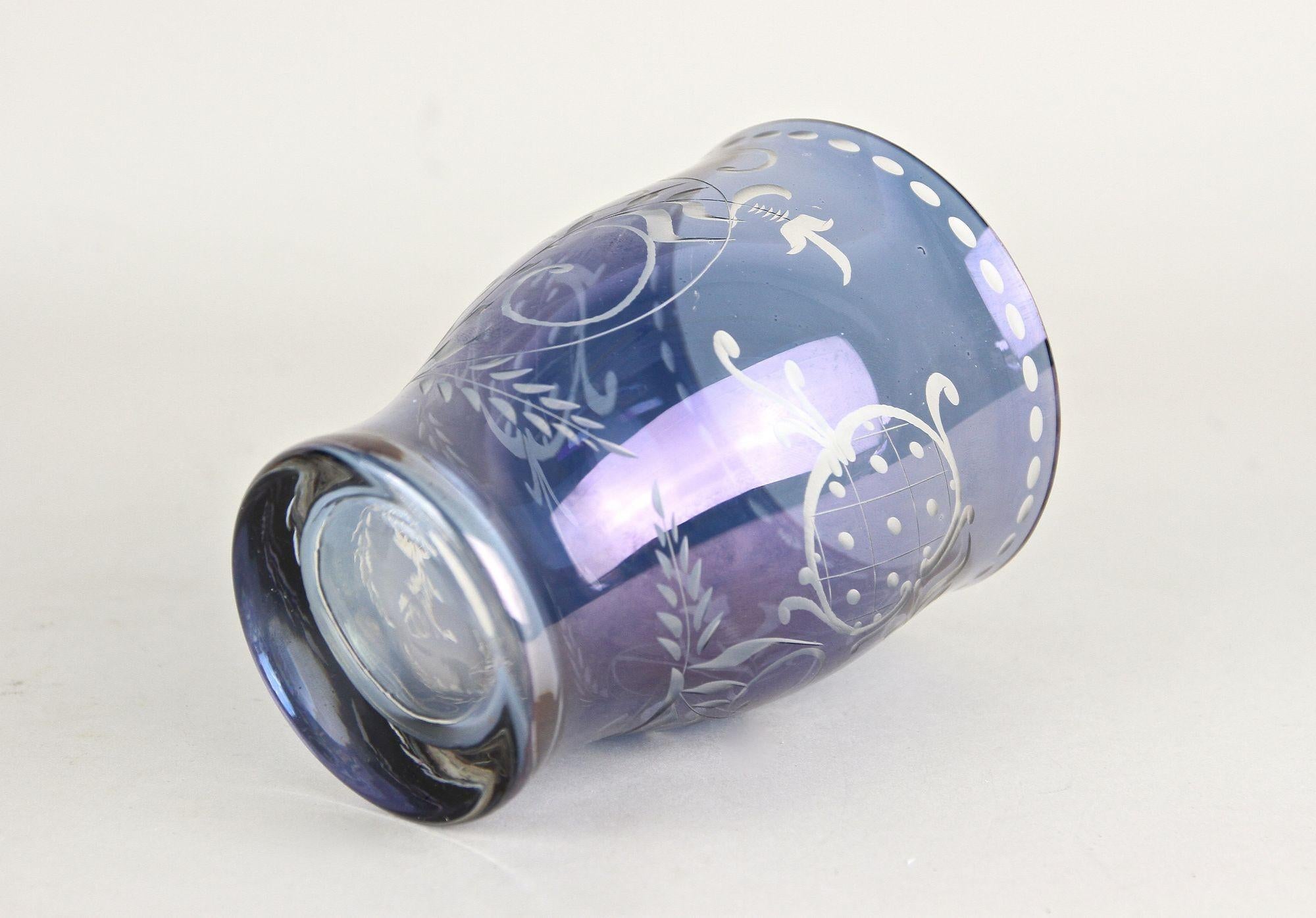 Jarrón/vaso de cristal iridiscente púrpura/azul del siglo XX, grabado, CZ ca. 1920 en venta 3