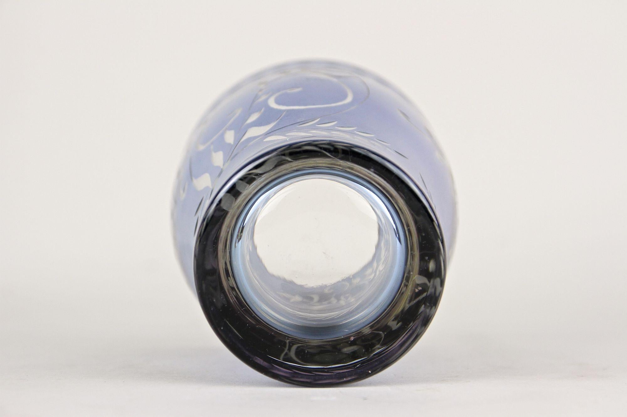 Jarrón/vaso de cristal iridiscente púrpura/azul del siglo XX, grabado, CZ ca. 1920 en venta 5