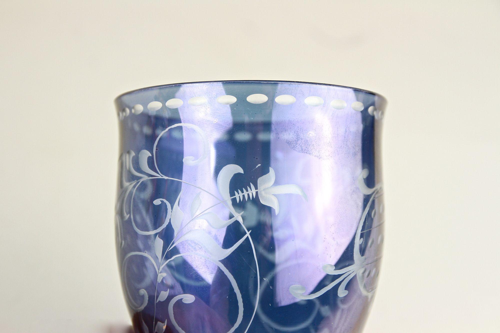 Jarrón/vaso de cristal iridiscente púrpura/azul del siglo XX, grabado, CZ ca. 1920 en venta 9