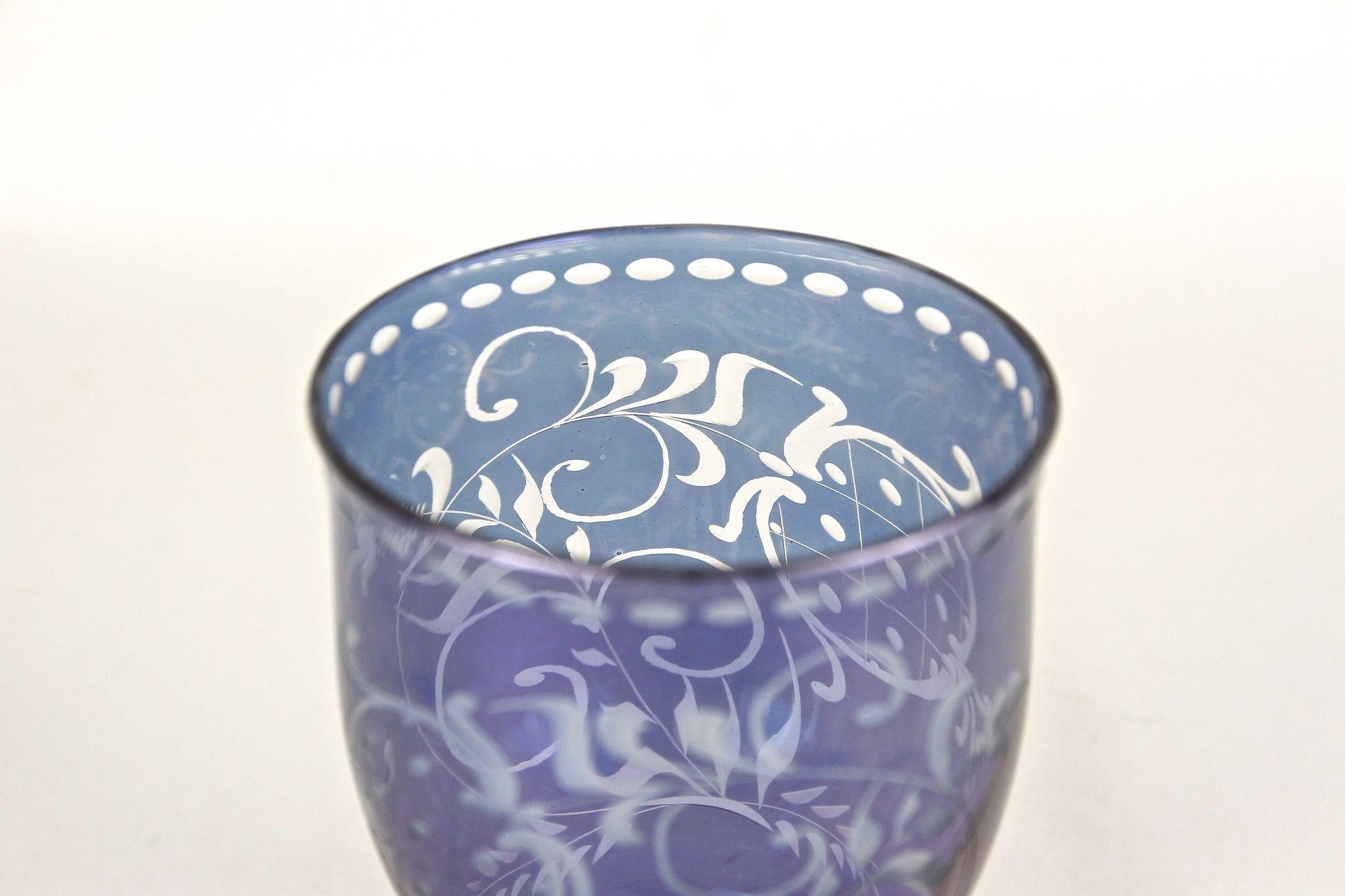 Jarrón/vaso de cristal iridiscente púrpura/azul del siglo XX, grabado, CZ ca. 1920 Biedermeier en venta