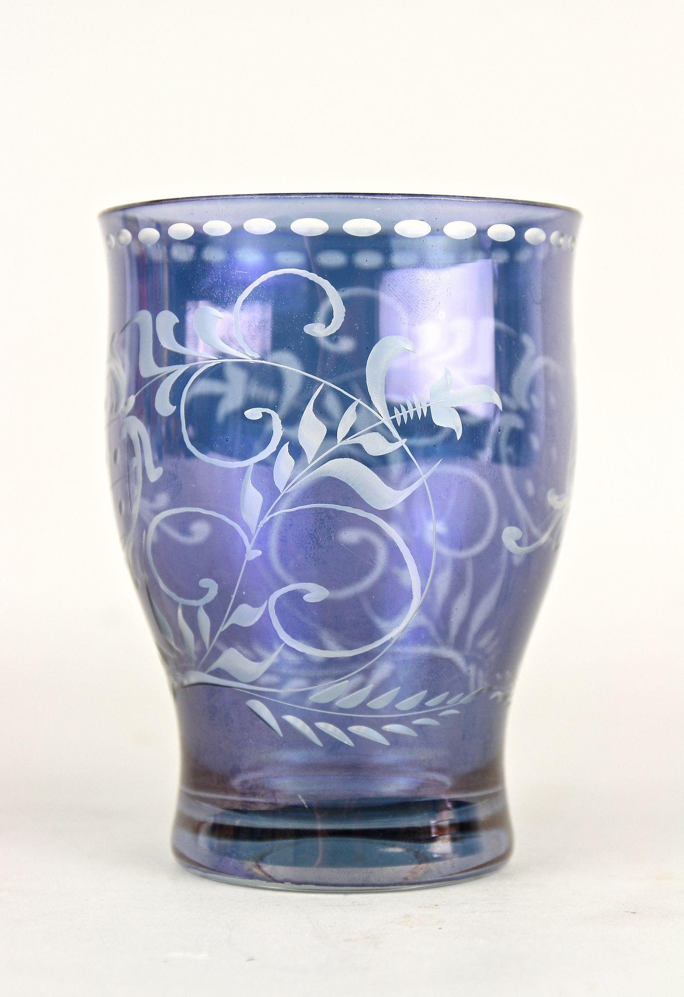 Jarrón/vaso de cristal iridiscente púrpura/azul del siglo XX, grabado, CZ ca. 1920 Checo en venta
