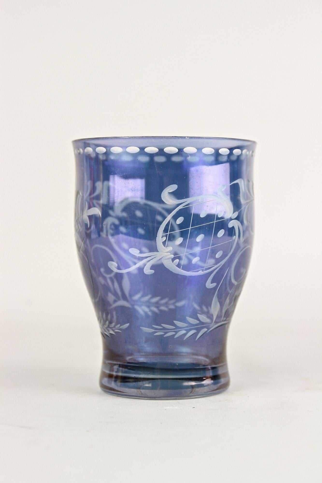 Jarrón/vaso de cristal iridiscente púrpura/azul del siglo XX, grabado, CZ ca. 1920 Hecho a mano en venta