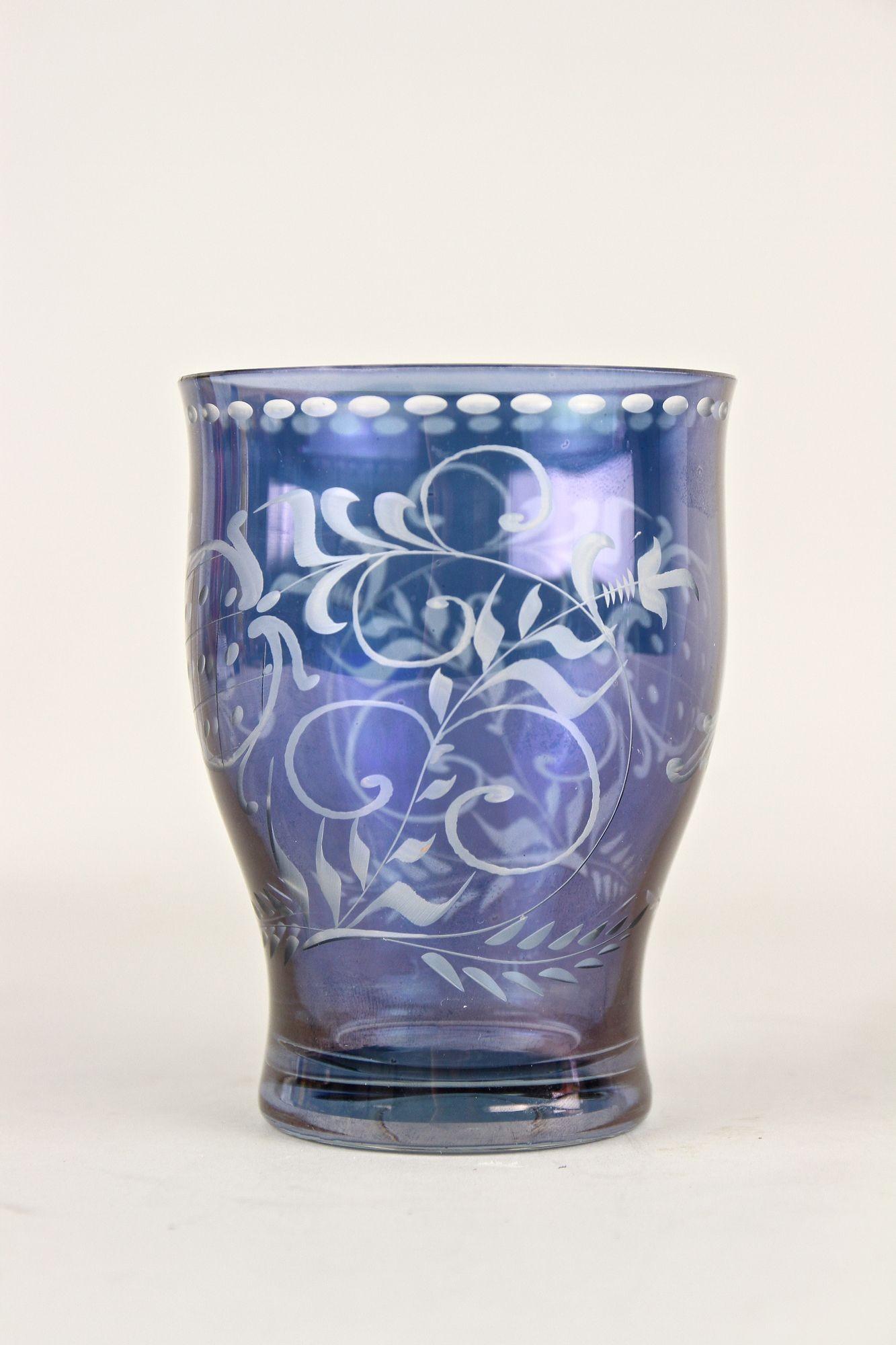 Jarrón/vaso de cristal iridiscente púrpura/azul del siglo XX, grabado, CZ ca. 1920 en Bueno estado para la venta en Lichtenberg, AT