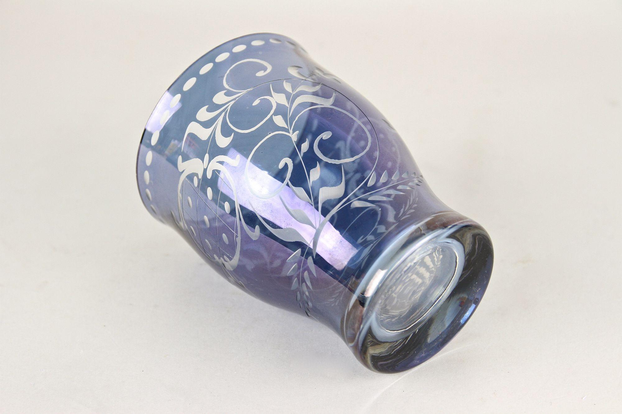 Jarrón/vaso de cristal iridiscente púrpura/azul del siglo XX, grabado, CZ ca. 1920 en venta 2