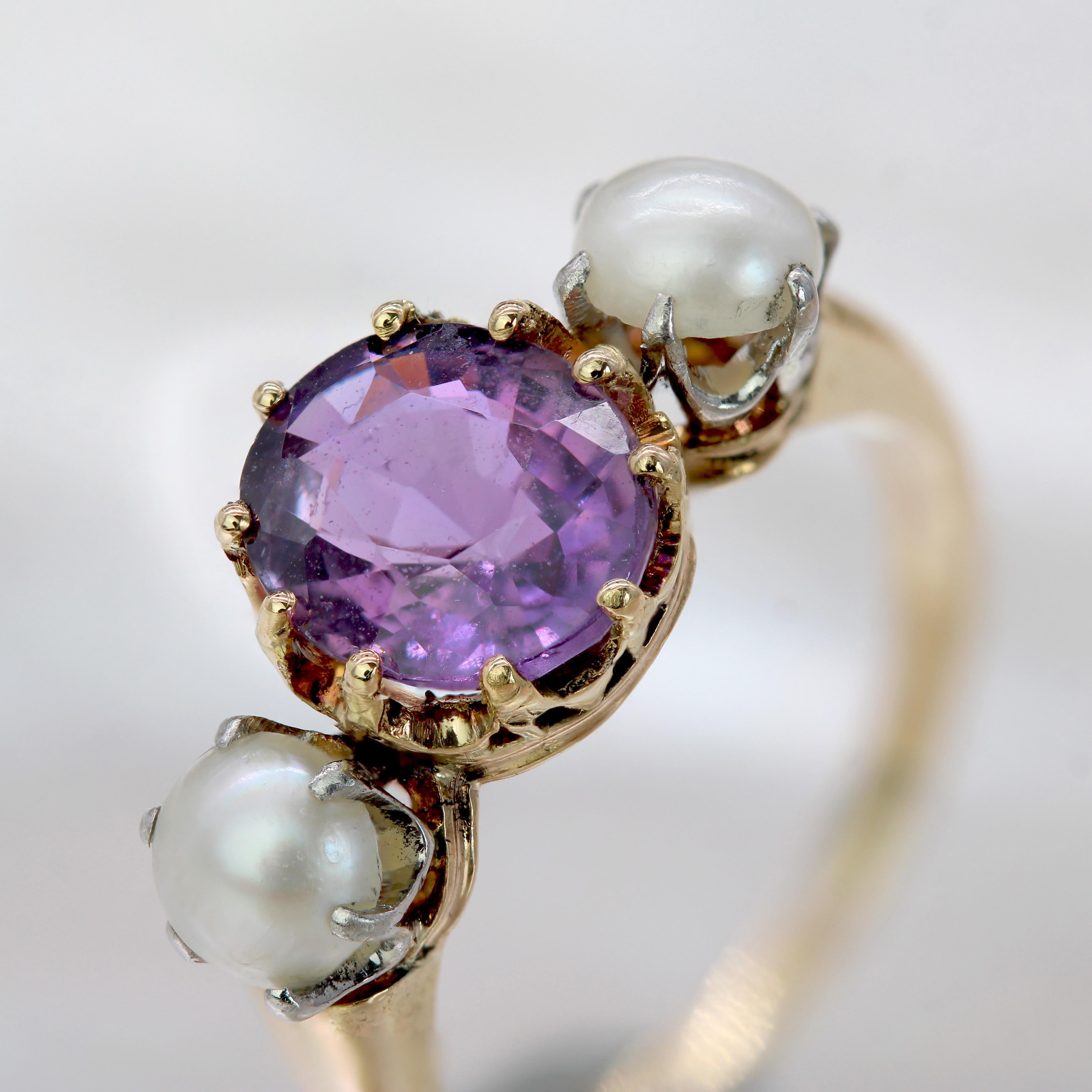 Bague trilogie en or jaune 18 carats du 20e siècle, saphir violet et perles de culture en vente 4