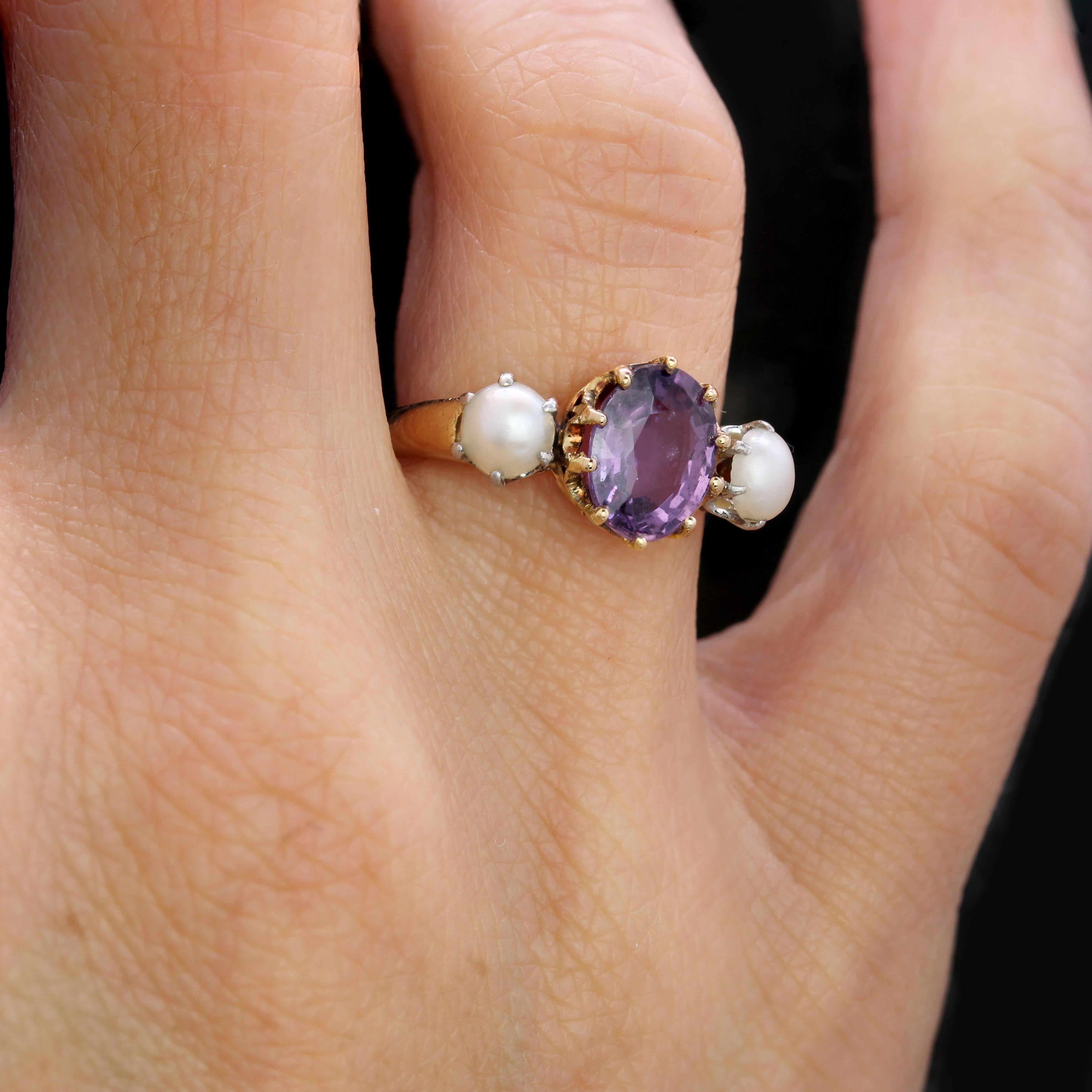 Bague trilogie en or jaune 18 carats du 20e siècle, saphir violet et perles de culture en vente 6