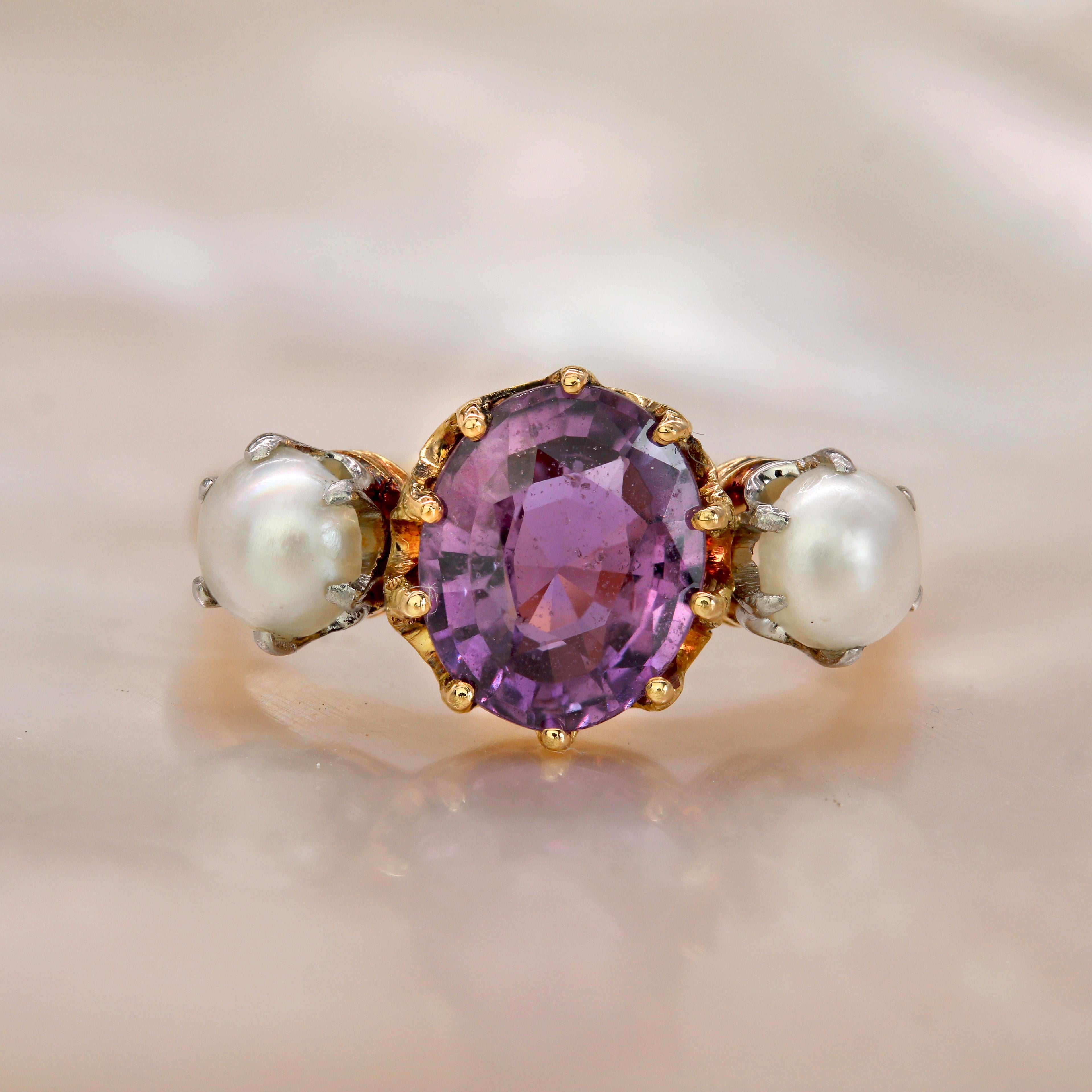 Bague trilogie en or jaune 18 carats du 20e siècle, saphir violet et perles de culture en vente 8