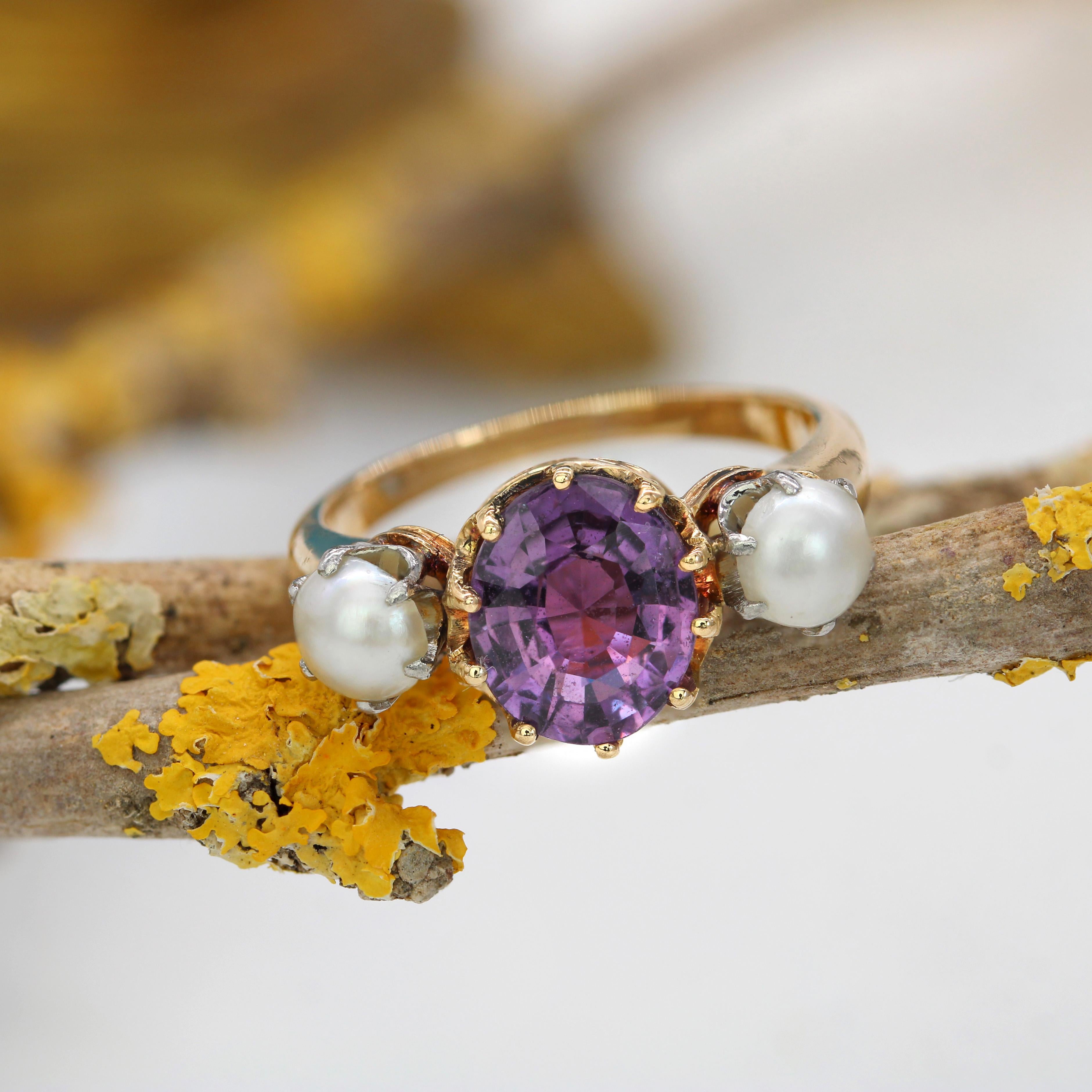 Belle Époque Bague trilogie en or jaune 18 carats du 20e siècle, saphir violet et perles de culture en vente